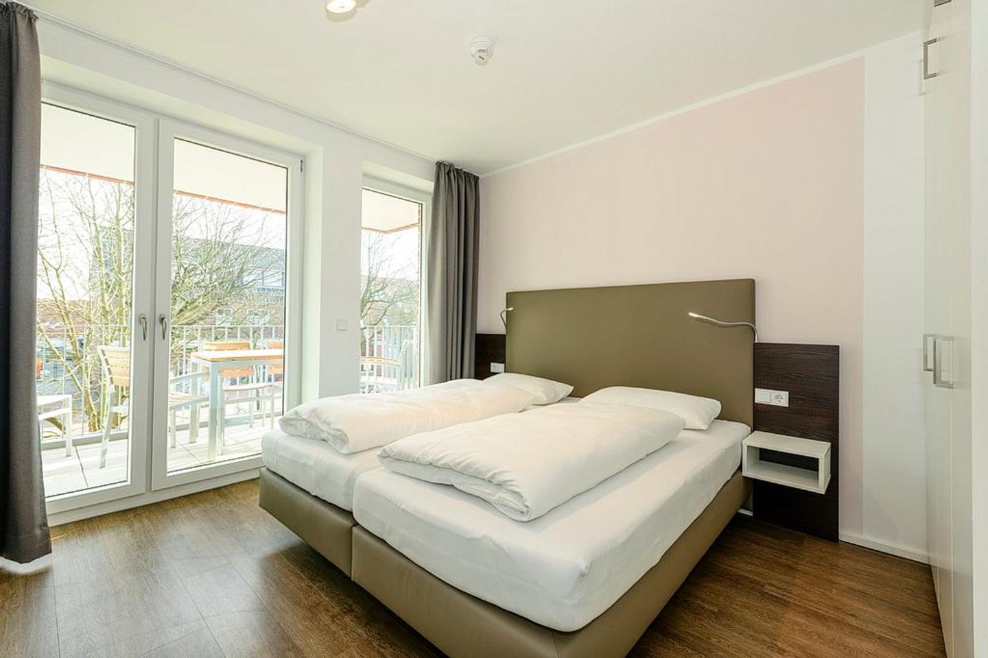 Apartmentvilla Anna See Apartmentvilla Anna See 2-16 Langeoog - Schlafzimmer mit Doppelbett und Zugang zum Balkon