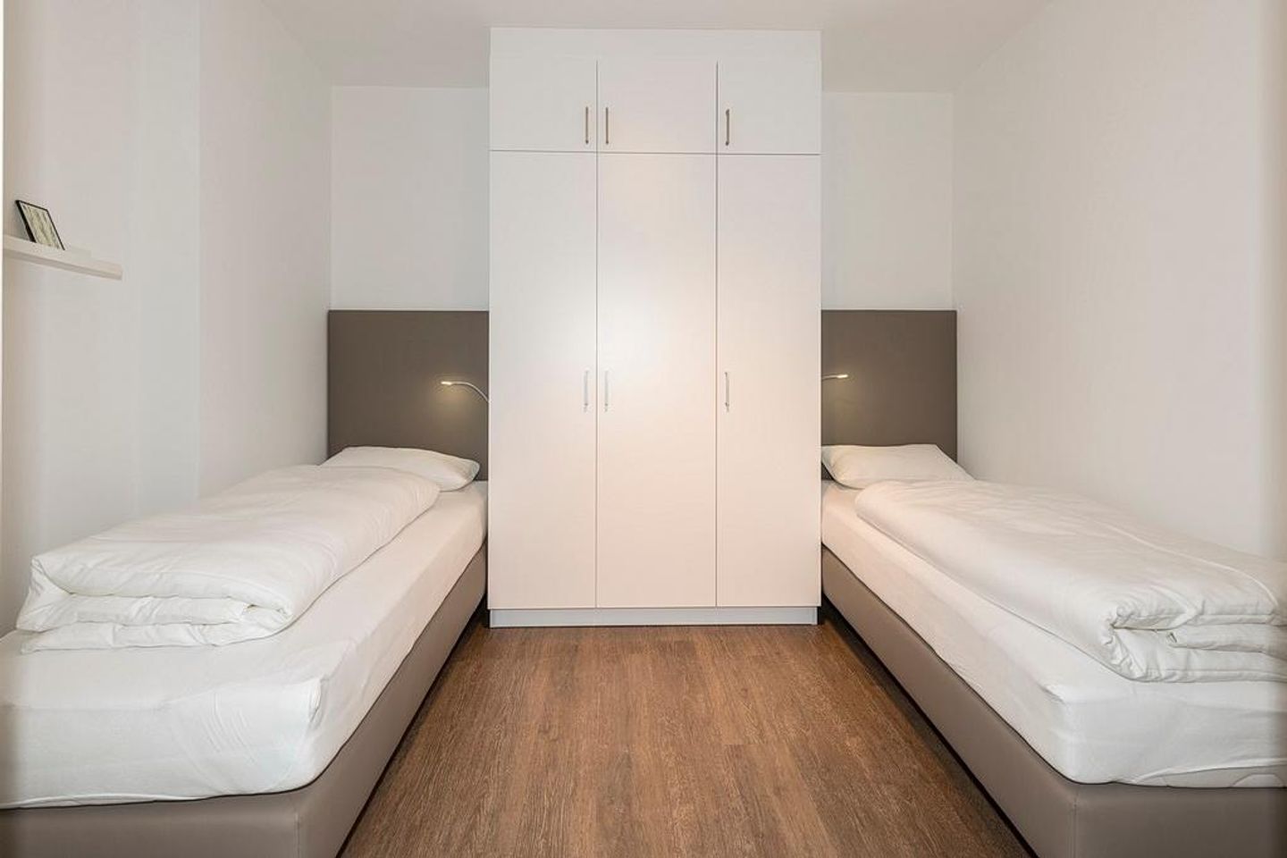 Apartmentvilla Anna See Apartmentvilla Anna See 2-16 Langeoog - Schlafzimmer mit zwei Einzelbetten und Kleiderschrank