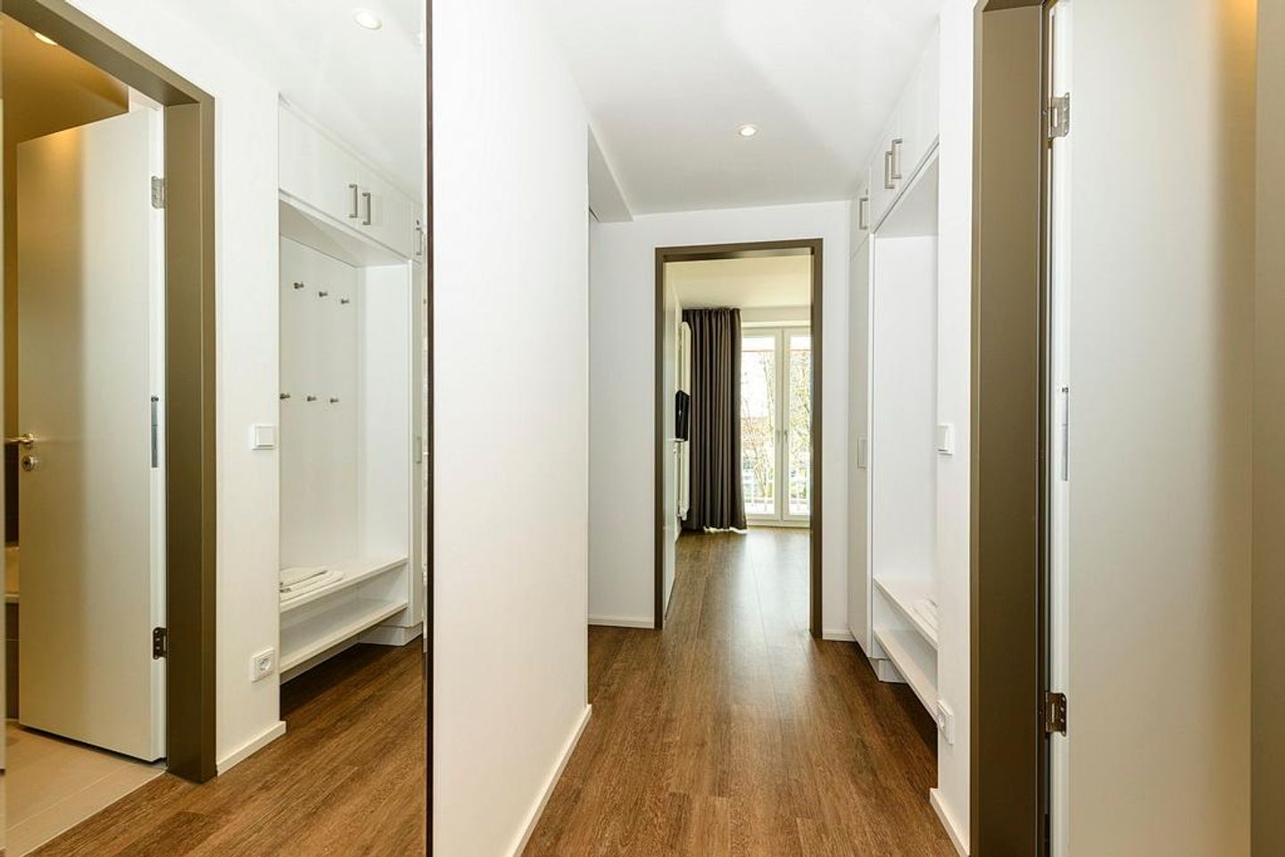 Apartmentvilla Anna See Apartmentvilla Anna See 2-16 Langeoog - Flur mit Garderobe und Spiegel