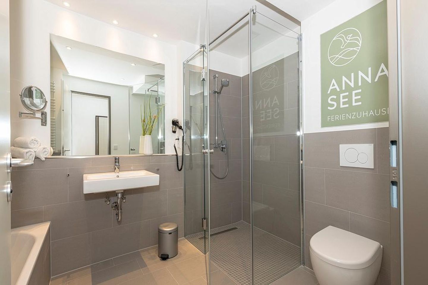 Apartmentvilla Anna See Apartmentvilla Anna See 2-16 Langeoog - Badezimmer mit Dusche, Waschtisch, WC und Spiegel