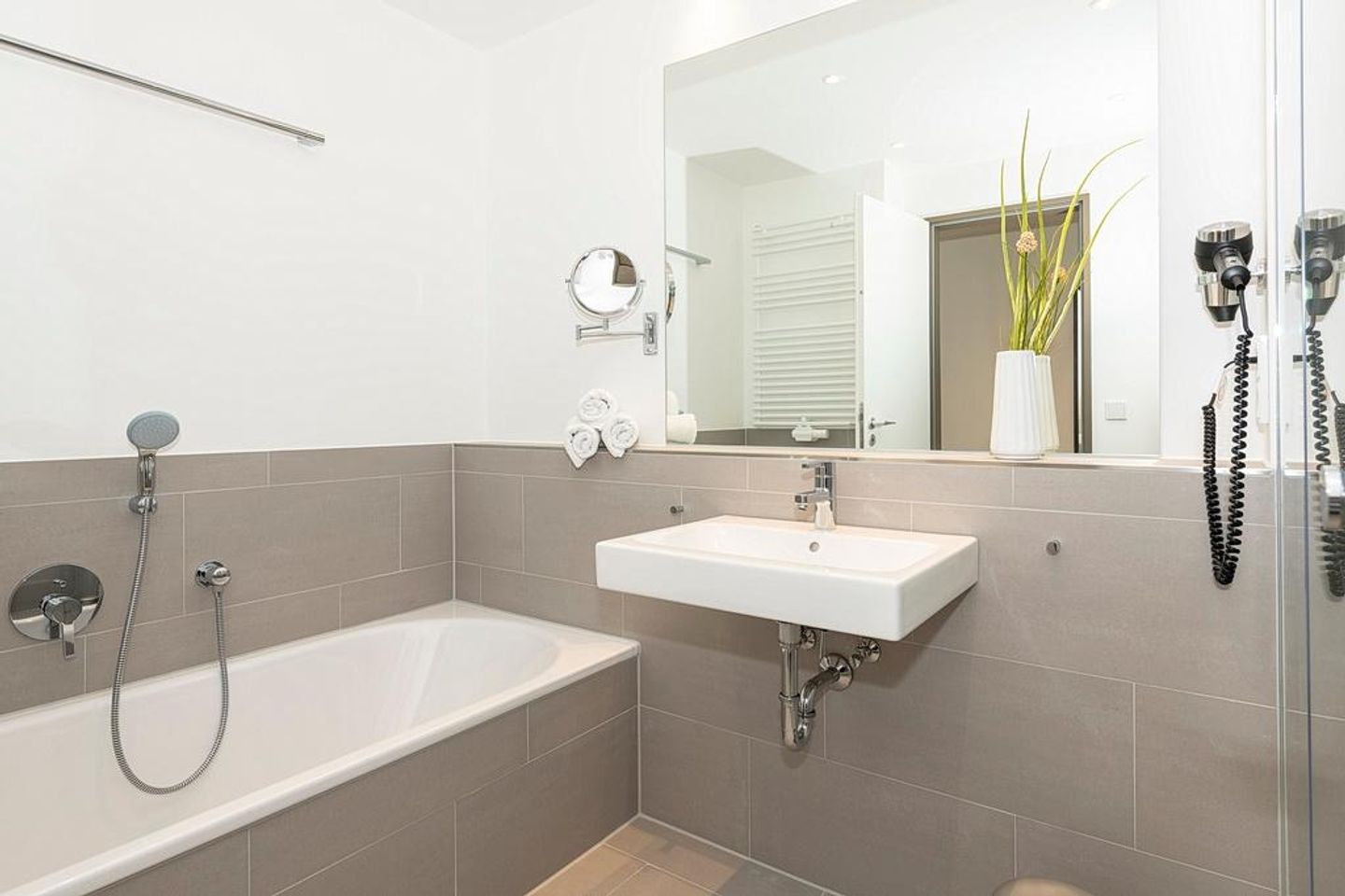 Apartmentvilla Anna See Apartmentvilla Anna See 2-16 Langeoog - Badezimmer mit Badewanne, Waschtisch und Spiegel