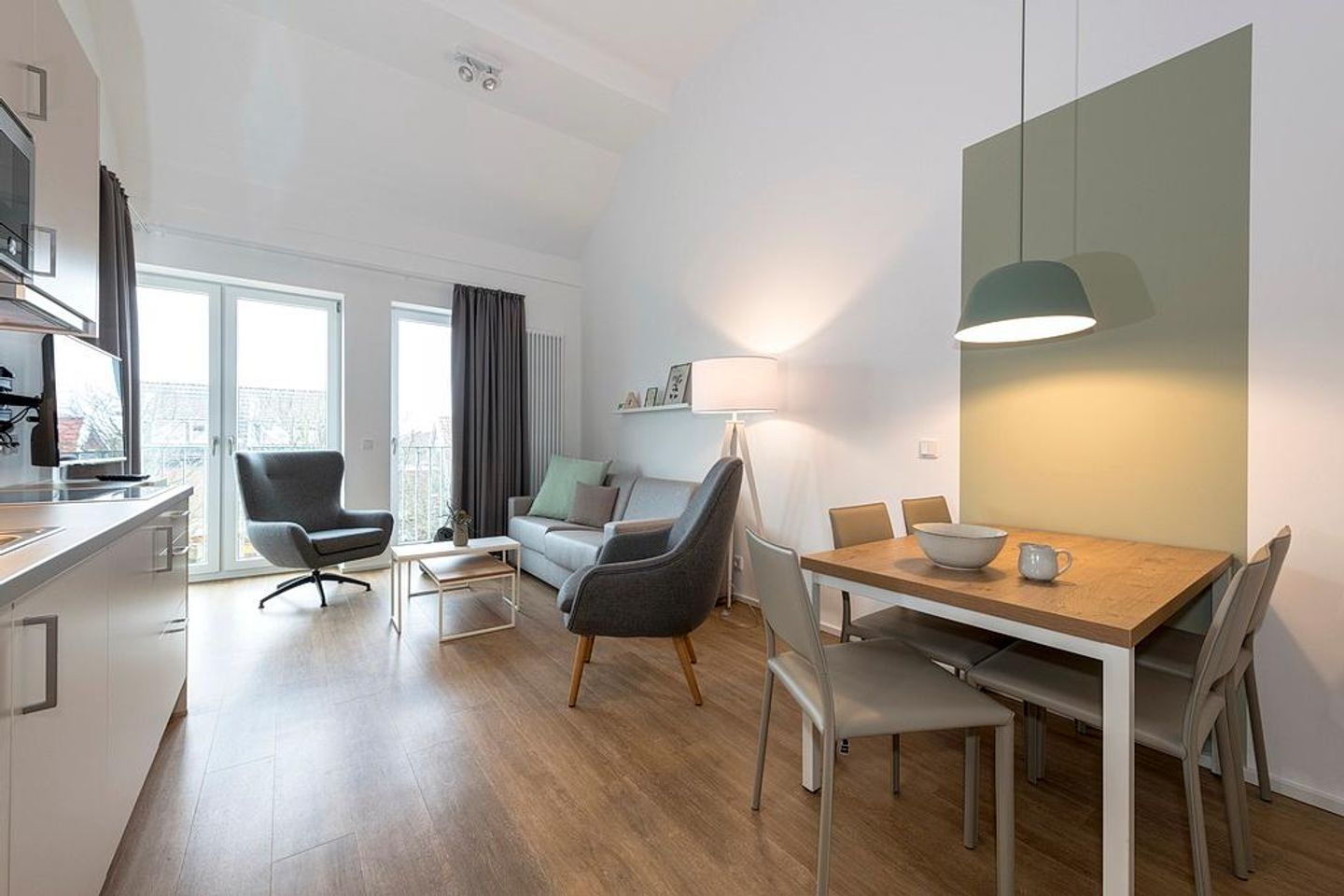 Apartmentvilla Anna See Apartmentvilla Anna See 3-01 Langeoog - Wohn-Essbereich mit Couch, Couchtisch, Sessel und Esstisch