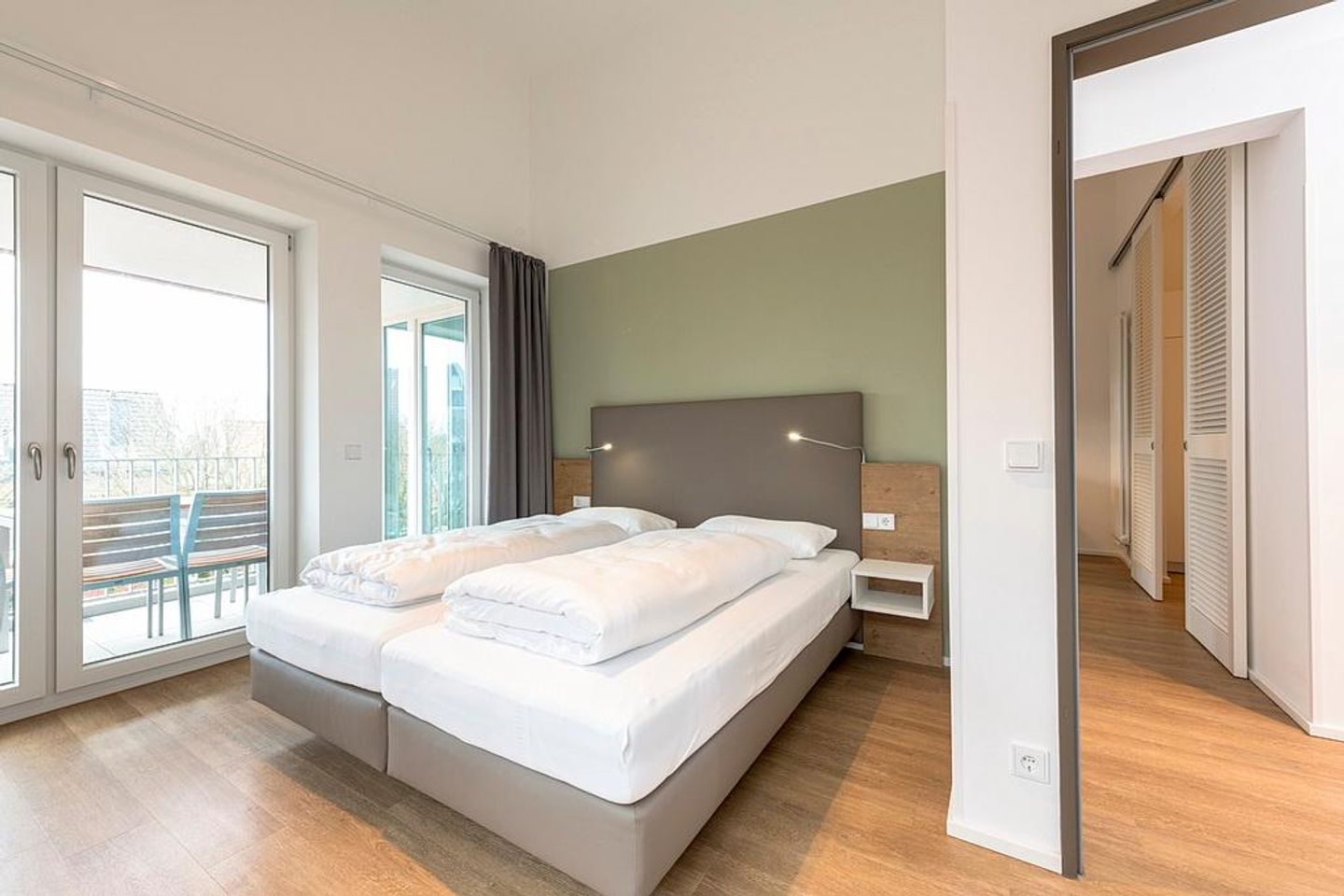 Apartmentvilla Anna See Apartmentvilla Anna See 3-01 Langeoog - Schlafzimmer mit Doppelbett und Zugang zum überdachten Balkon