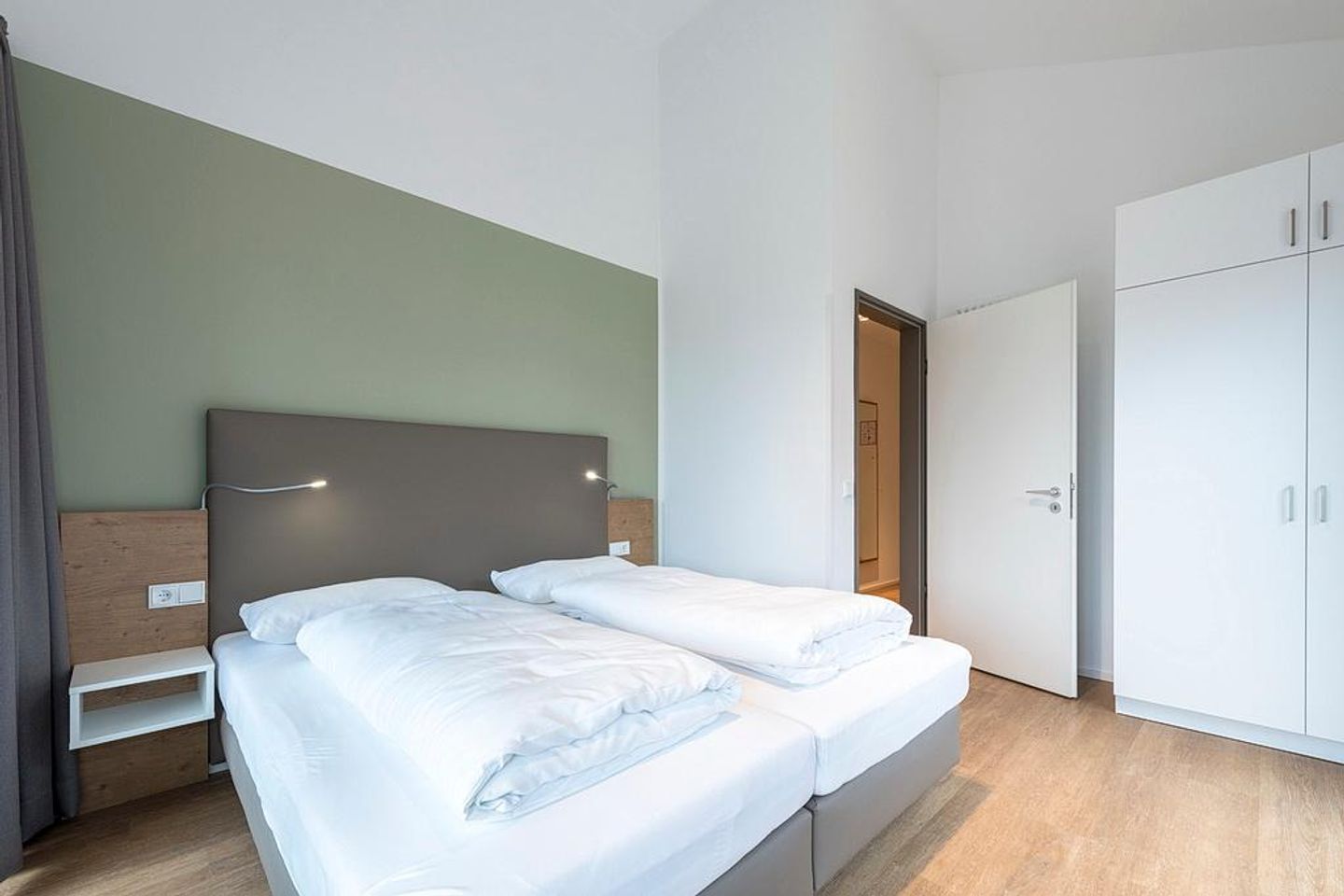 Apartmentvilla Anna See Apartmentvilla Anna See 3-01 Langeoog - Schlafzimmer mit Doppelbett und Kleiderschrank