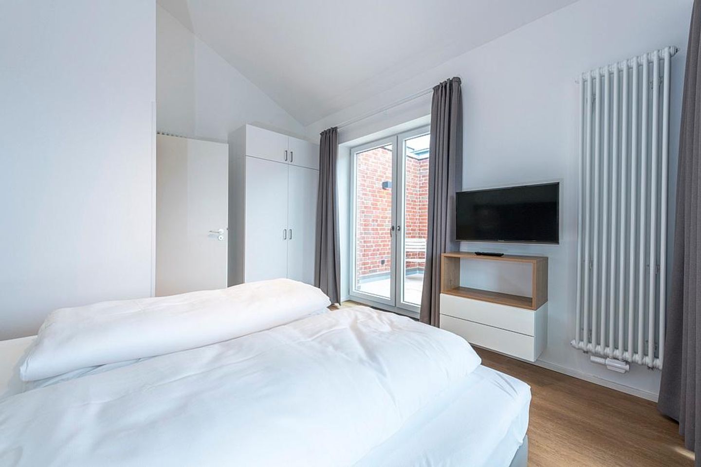 Apartmentvilla Anna See Apartmentvilla Anna See 3-01 Langeoog - Schlafzimmer mit Doppelbett und TV