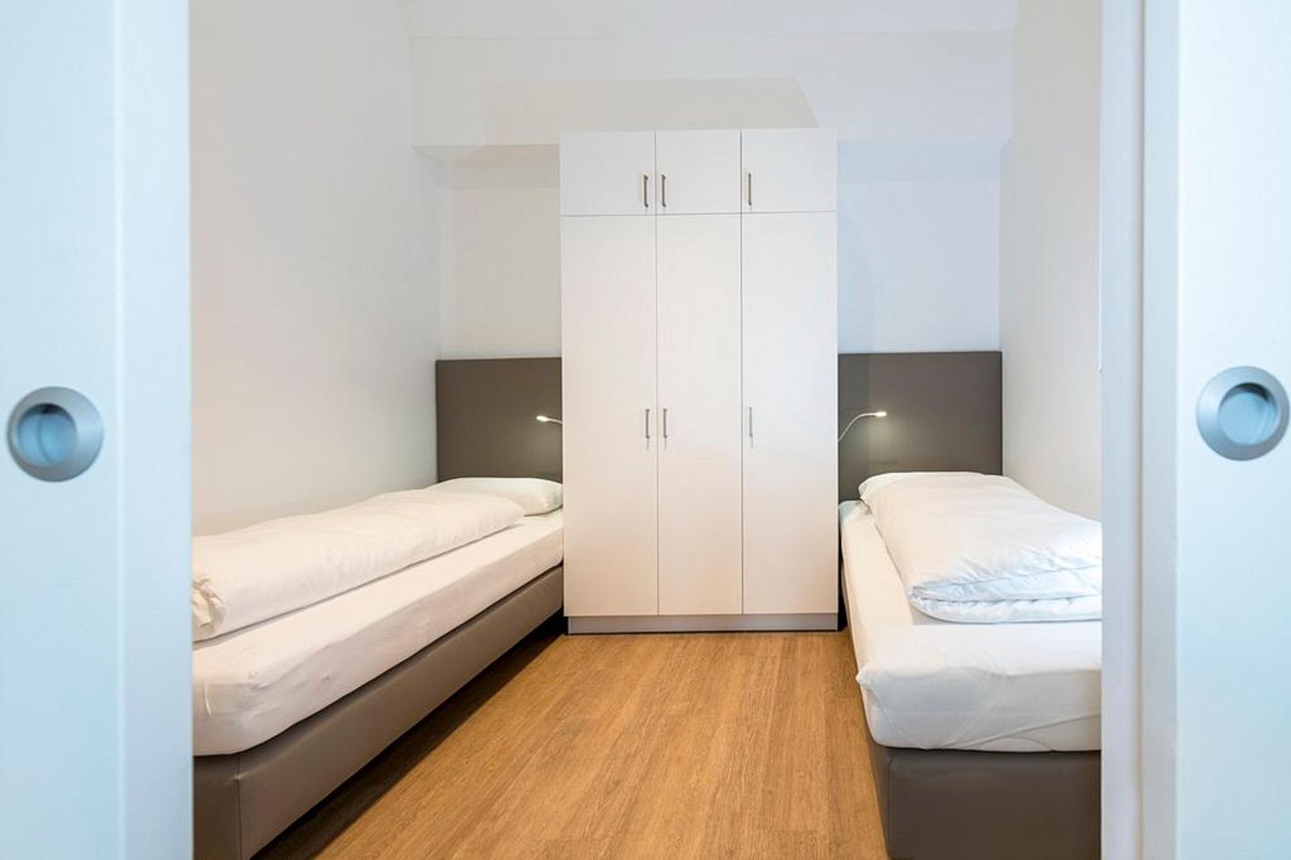 Apartmentvilla Anna See Apartmentvilla Anna See 3-01 Langeoog - Schlafzimmer mit zwei Einzelbetten und Kleiderschrank