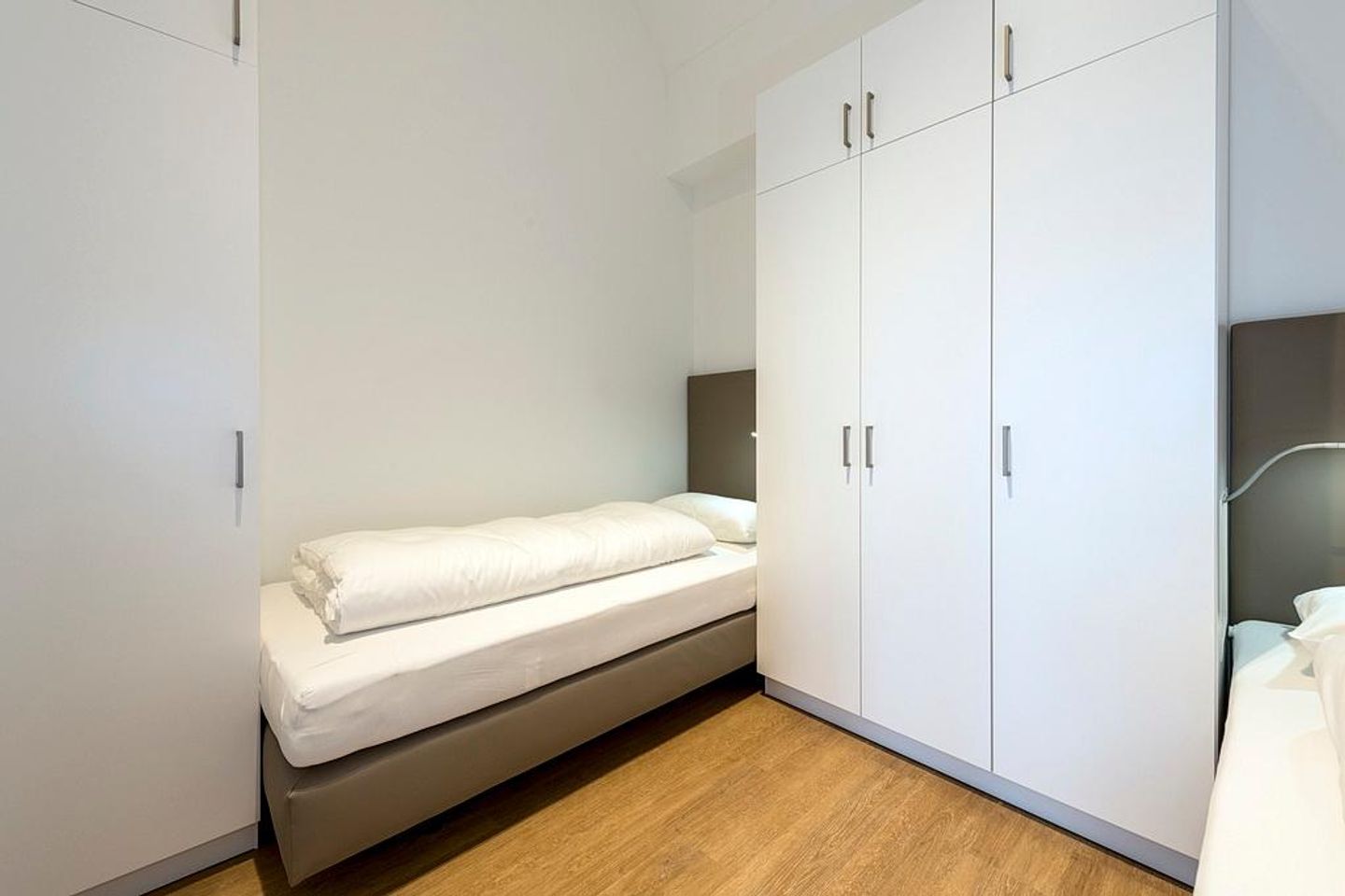 Apartmentvilla Anna See Apartmentvilla Anna See 3-01 Langeoog - Schlafzimmer mit zwei Einzelbetten und Kleiderschrank