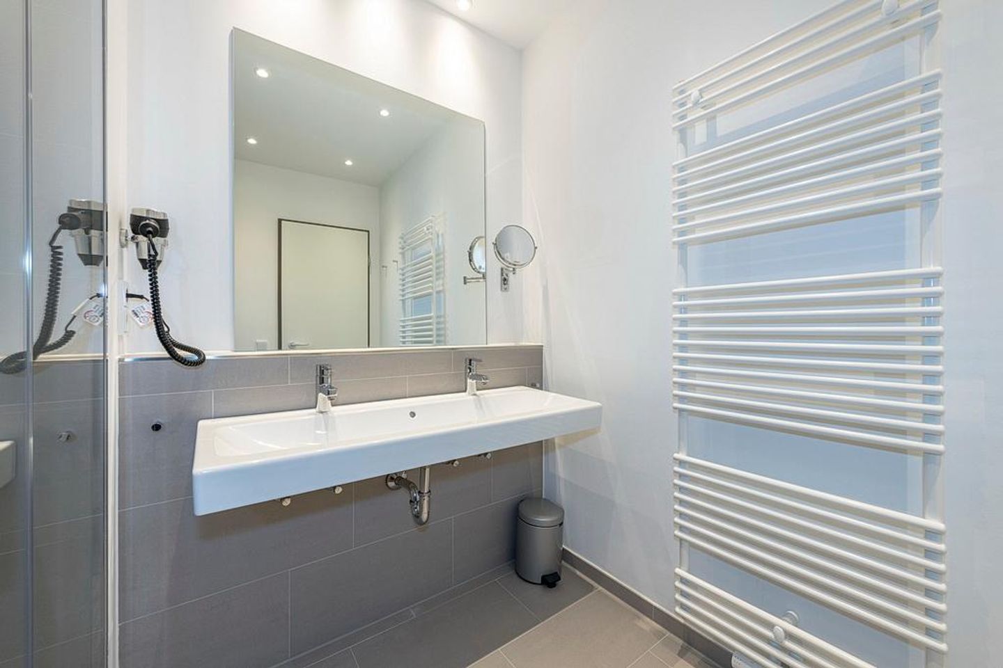 Apartmentvilla Anna See Apartmentvilla Anna See 3-01 Langeoog - Badezimmer mit Waschtisch und Spiegel