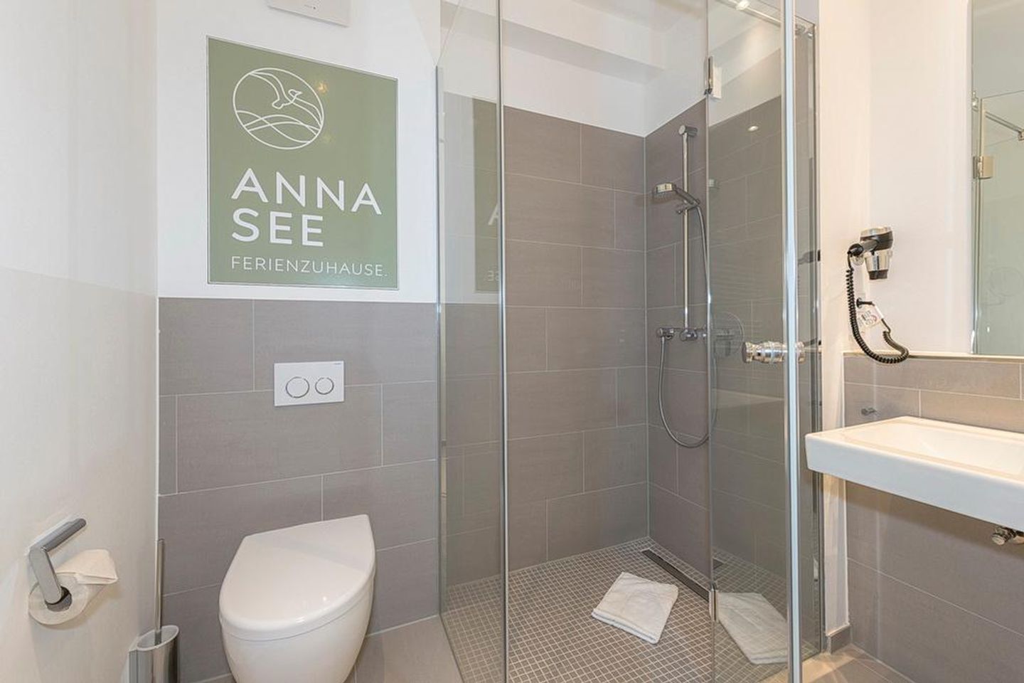 Apartmentvilla Anna See Apartmentvilla Anna See 3-01 Langeoog - Badezimmer mit Dusche, Waschtisch, WC und Spiegel