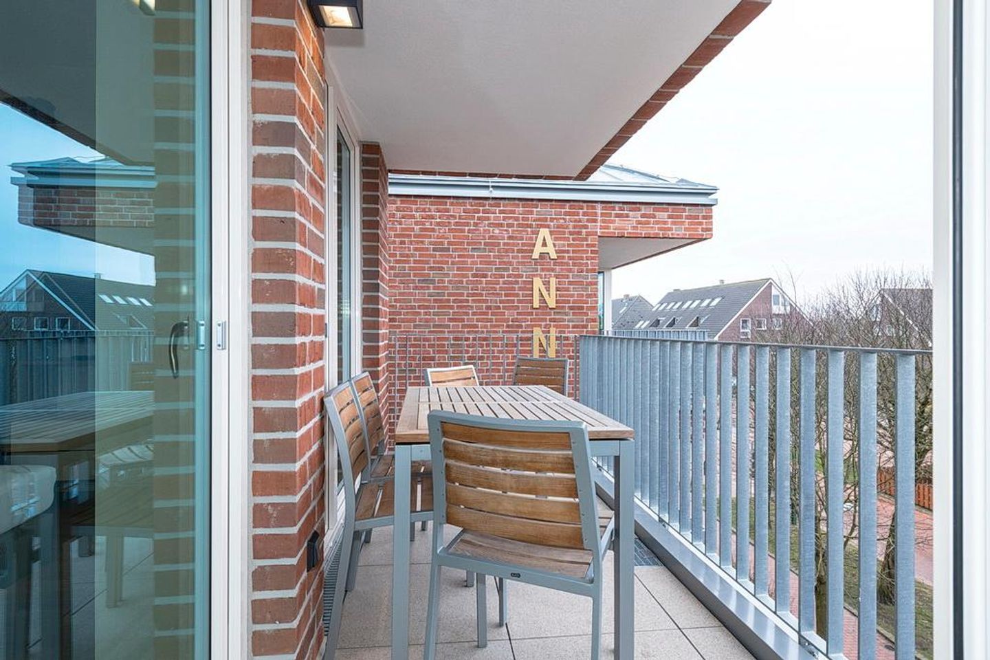 Apartmentvilla Anna See Apartmentvilla Anna See 3-01 Langeoog - Überdachter Balkon mit Sitzgelegenheit