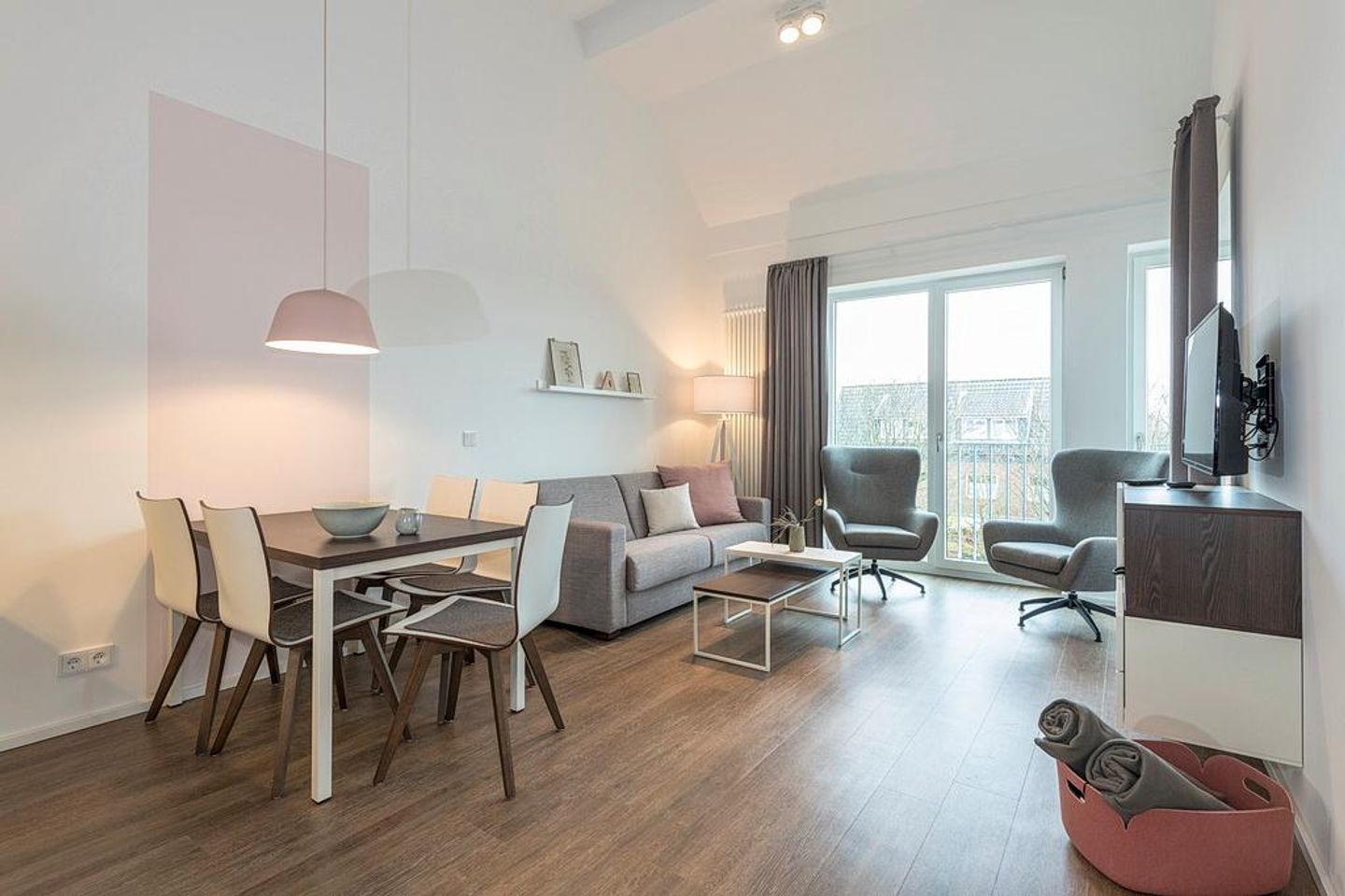 Apartmentvilla Anna See Apartmentvilla Anna See 3-02 Langeoog - Wohn/Essbereich mit Couch, Couchtisch, Sessel, Esstisch und TV