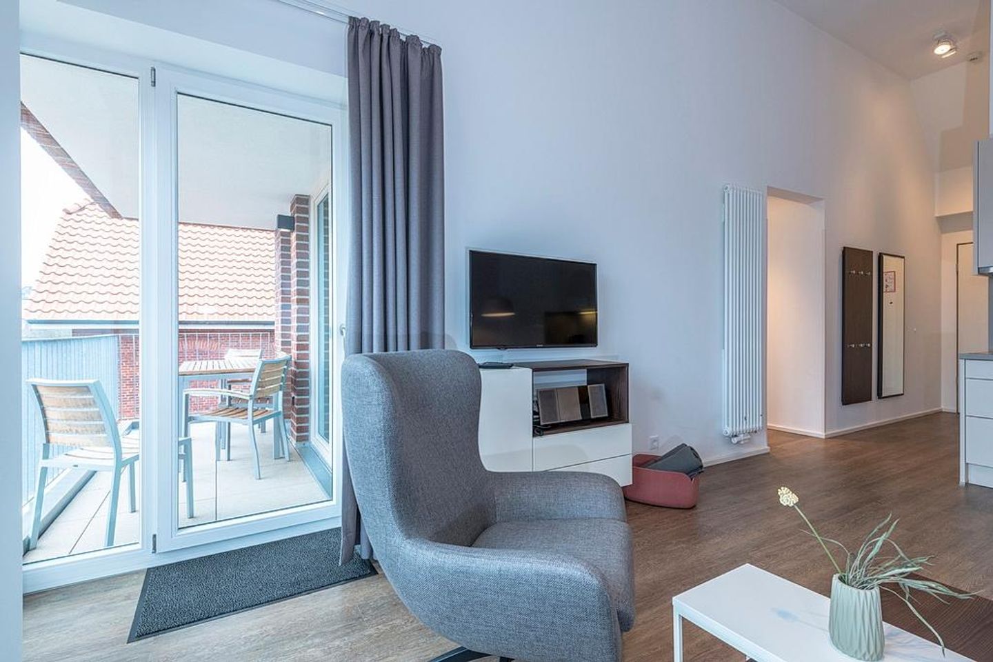 Apartmentvilla Anna See Apartmentvilla Anna See 3-02 Langeoog - Wohnbereich mit Zugang zum überdachten Balkon