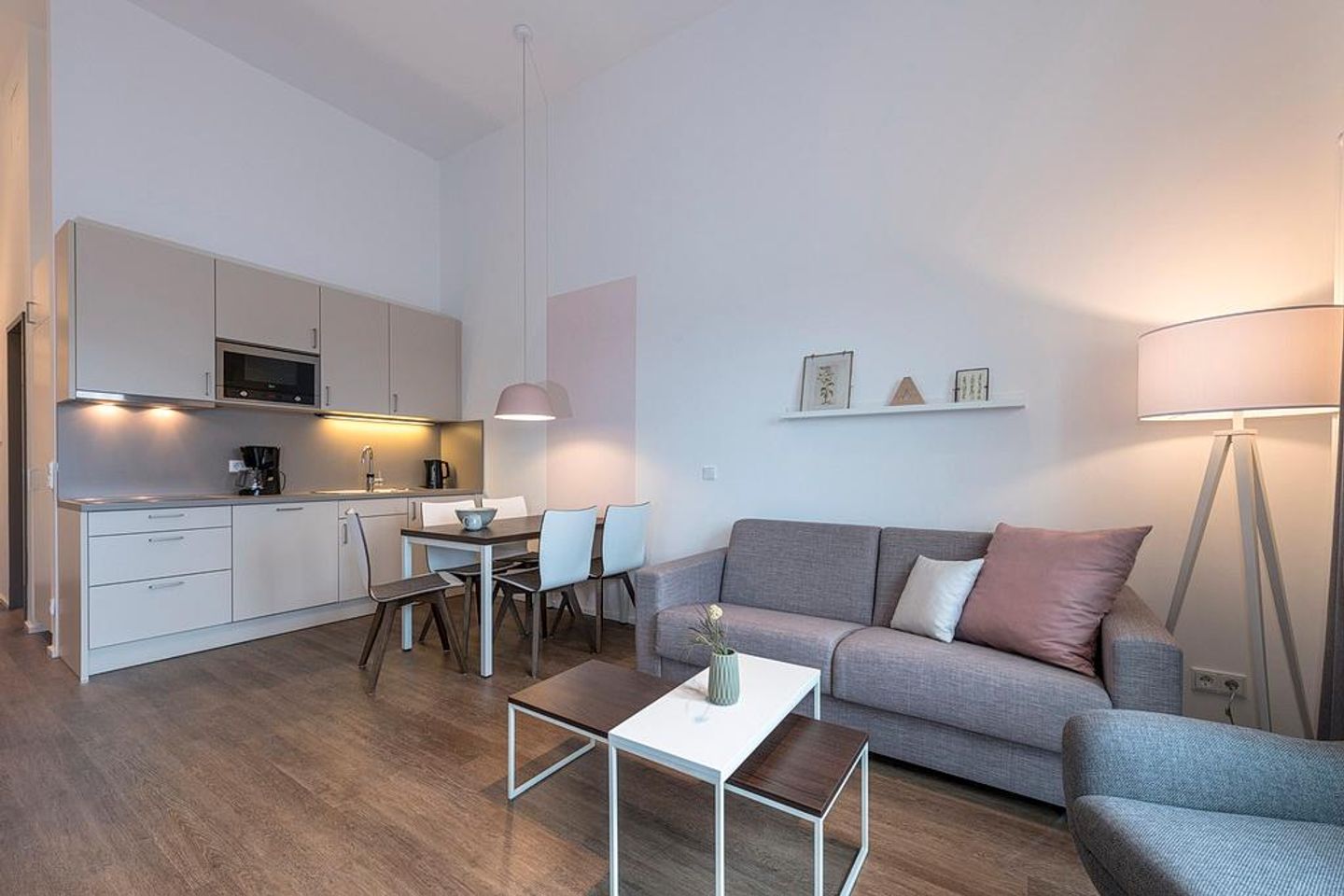 Apartmentvilla Anna See Apartmentvilla Anna See 3-02 Langeoog - Wohnbereich mit Küchenzeile, Esstisch und Couch