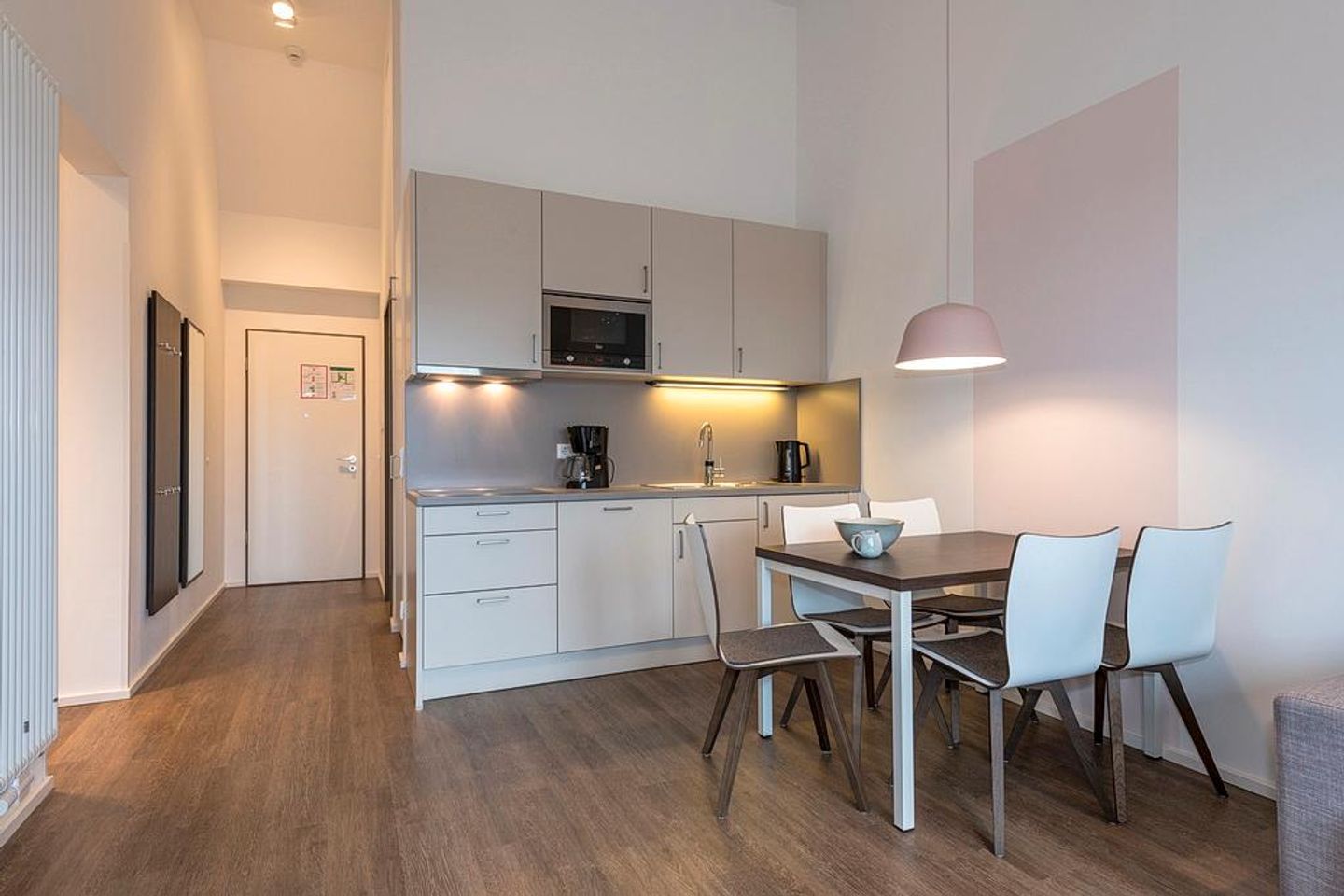 Apartmentvilla Anna See Apartmentvilla Anna See 3-02 Langeoog - Wohn-Essbereich mit Küchenzeile und Esstisch