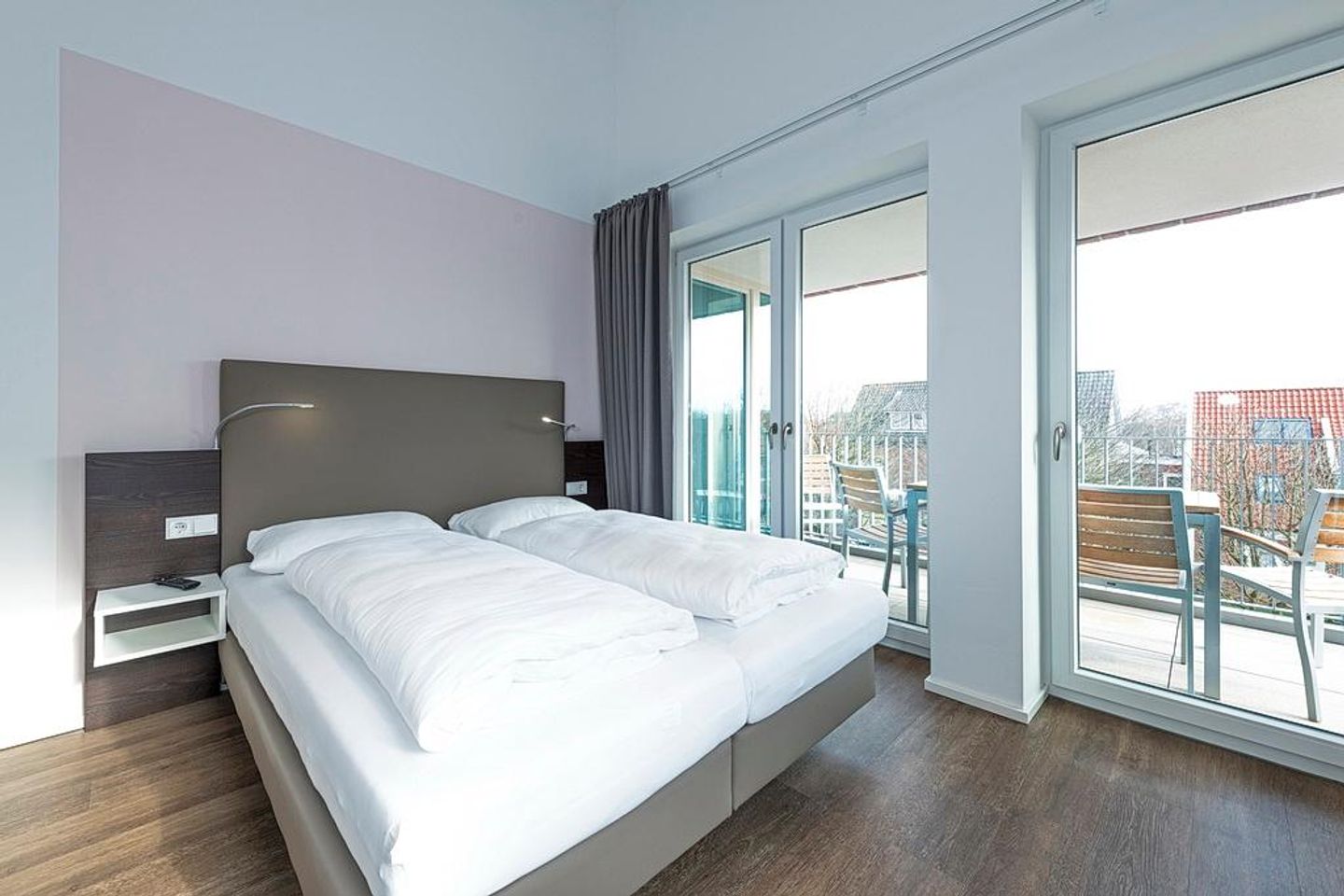 Apartmentvilla Anna See Apartmentvilla Anna See 3-02 Langeoog - Schlafzimmer mit Doppelbett und Zugang zum überdachten Balkon