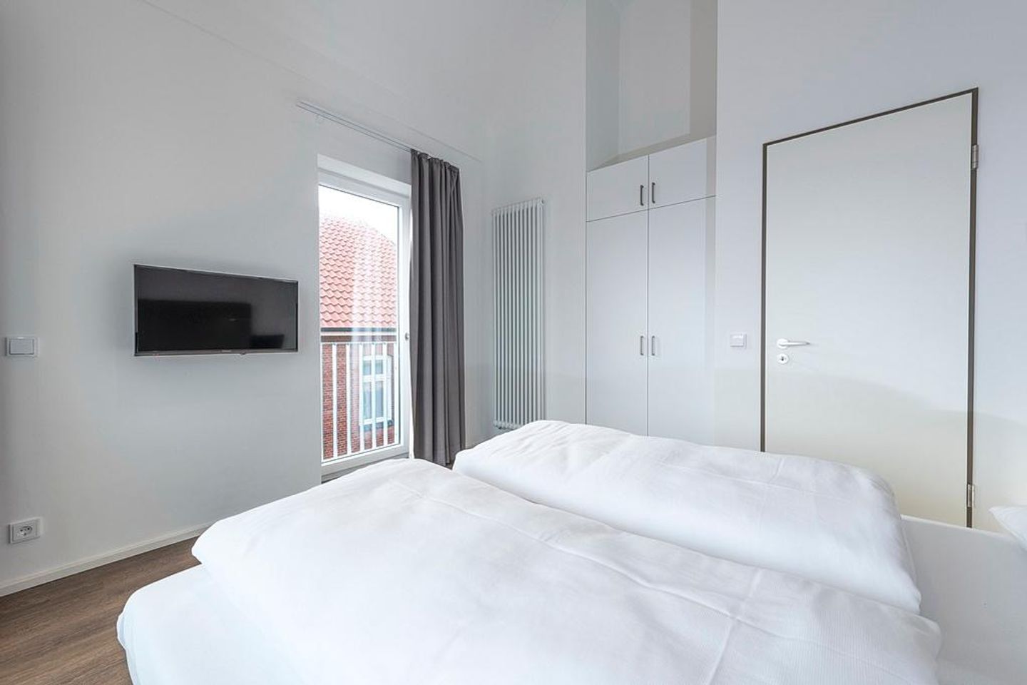 Apartmentvilla Anna See Apartmentvilla Anna See 3-02 Langeoog - Schlafzimmer mit Doppelbett, Kleiderschrank und TV