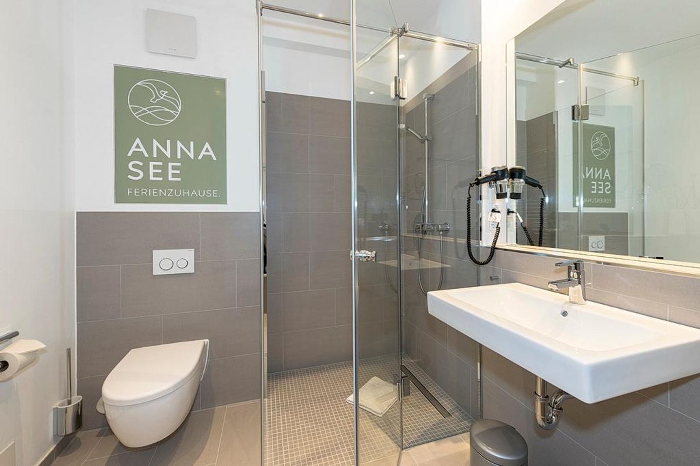 Apartmentvilla Anna See Apartmentvilla Anna See 3-02 Langeoog - Badezimmer mit Dusche, Waschtisch, WC und Spiegel