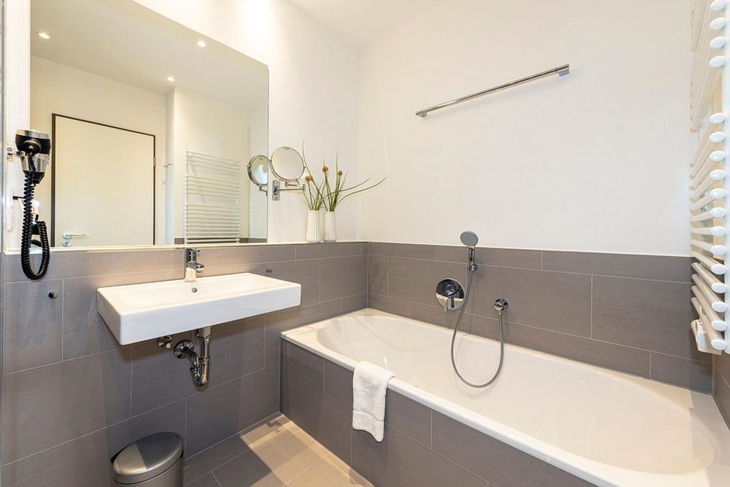 Apartmentvilla Anna See Apartmentvilla Anna See 3-02 Langeoog - Badezimmer mit Badewanne, Waschtisch und Spiegel