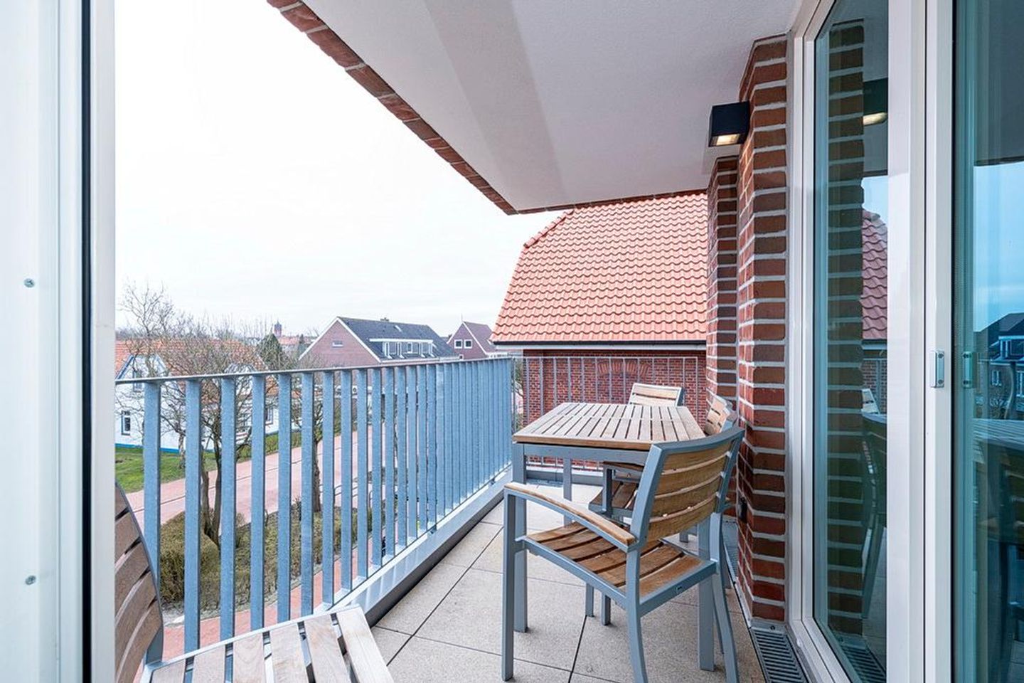 Apartmentvilla Anna See Apartmentvilla Anna See 3-02 Langeoog - Überdachter Balkon mit Sitzgelegenheit