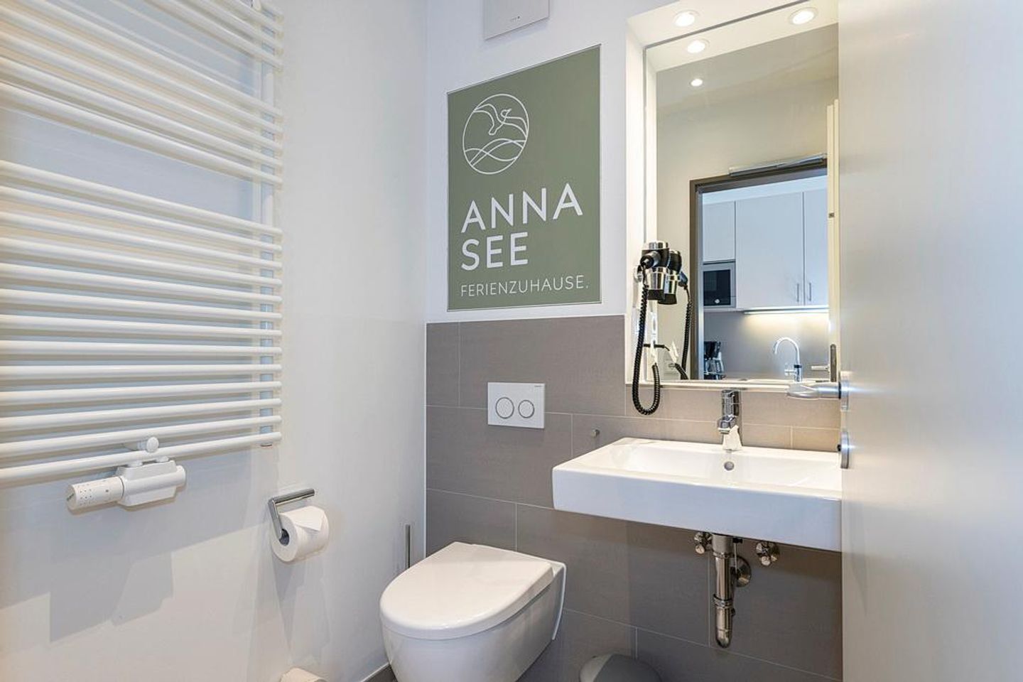 Apartmentvilla Anna See Apartmentvilla Anna See 3-03 Langeoog - Badezimmer mit WC, Waschtisch und Spiegel