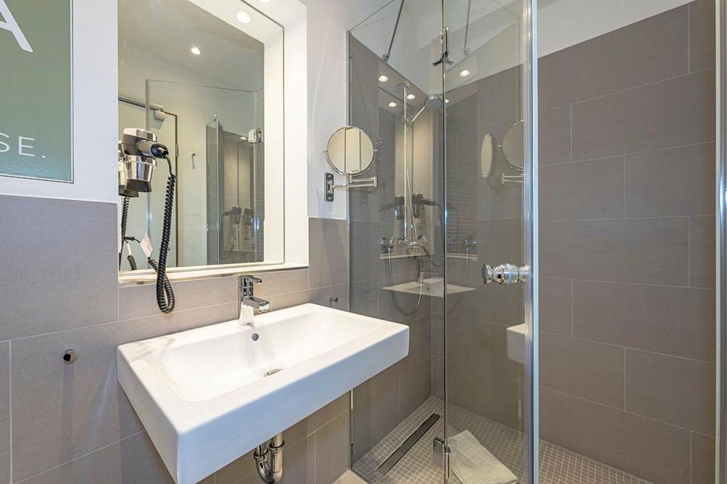 Apartmentvilla Anna See Apartmentvilla Anna See 3-03 Langeoog - Badezimmer mit Dusche, Waschtisch und Spiegel