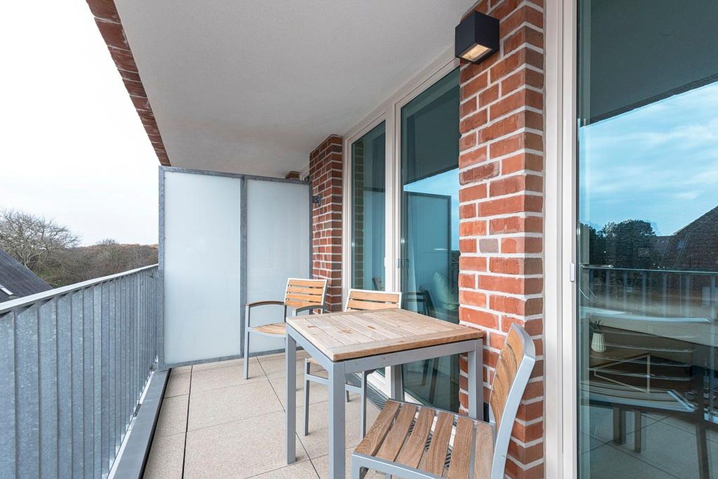 Apartmentvilla Anna See Apartmentvilla Anna See 3-03 Langeoog - Überdachter Balkon mit Sitzgelegenheit