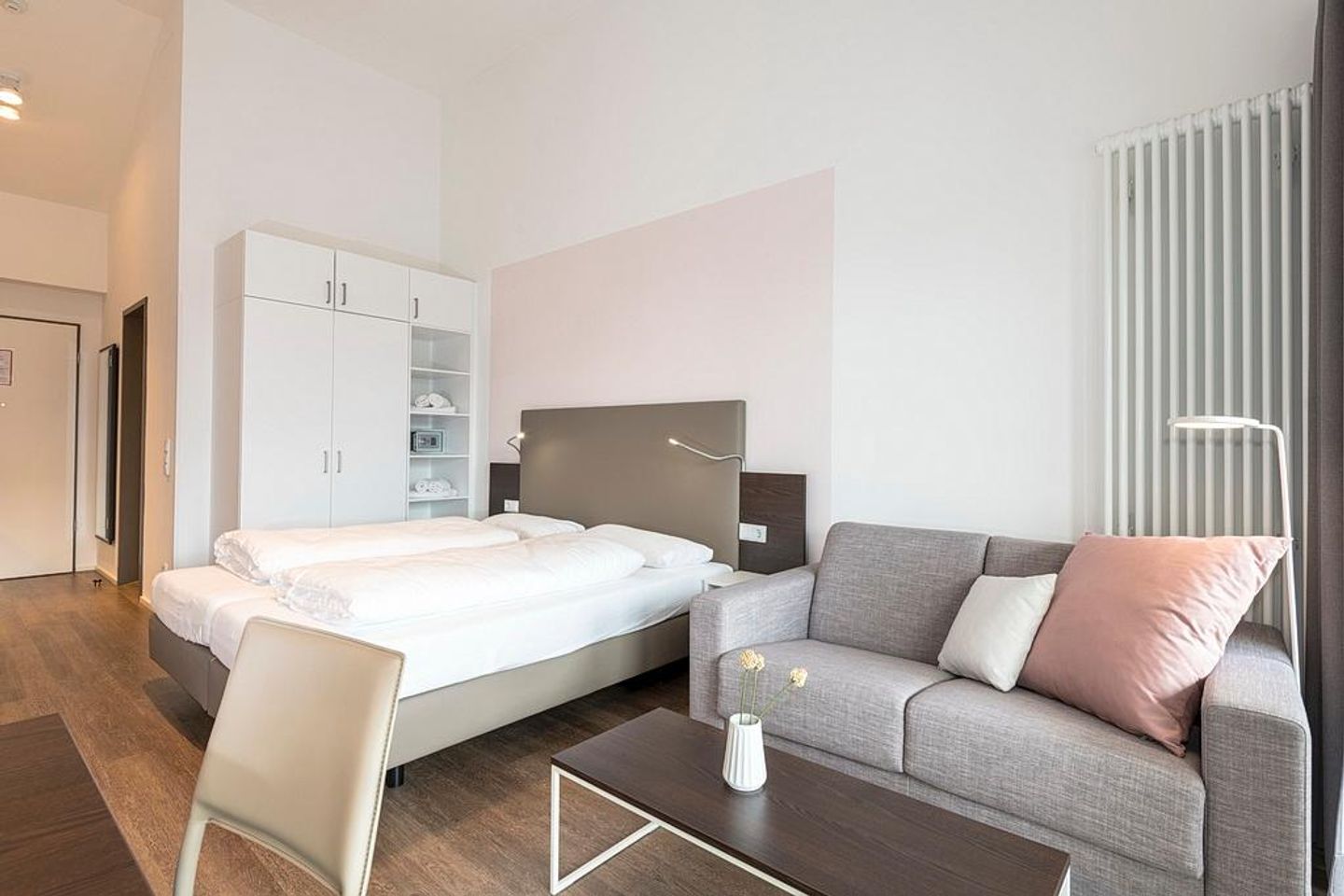 Apartmentvilla Anna See Apartmentvilla Anna See 3-04 Langeoog - Wohn-Schlafbereich mit Doppelbett und TV