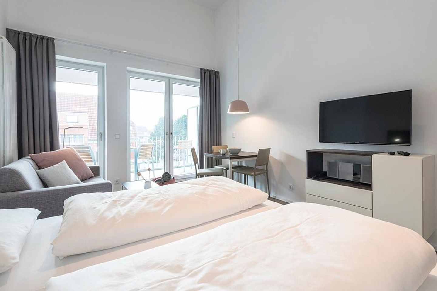 Apartmentvilla Anna See Apartmentvilla Anna See 3-04 Langeoog - Wohn-Schlafbereich mit Doppelbett und TV