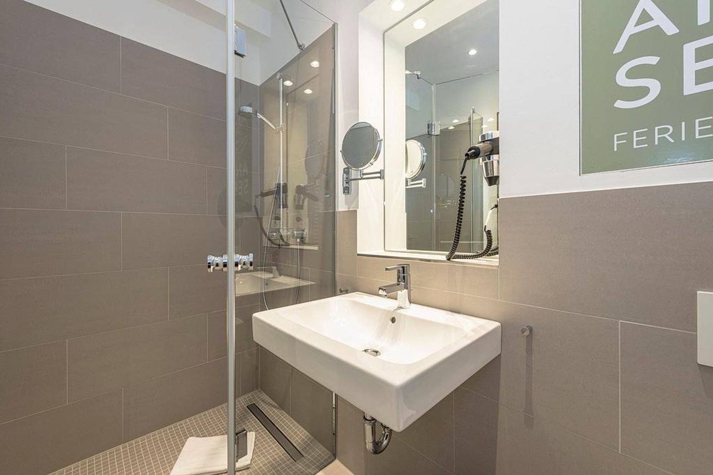 Apartmentvilla Anna See Apartmentvilla Anna See 3-04 Langeoog - Badezimmer mit Dusche, Waschtisch, WC und Spiegel