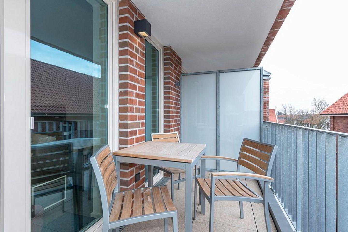 Apartmentvilla Anna See Apartmentvilla Anna See 3-04 Langeoog - Überdachter Balkon mit Sitzgelegenheit