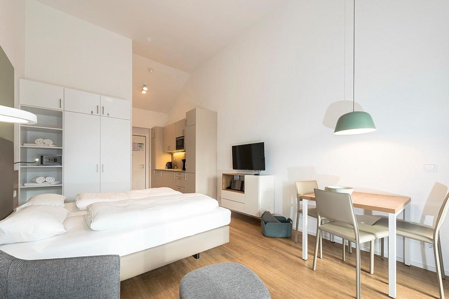 Apartmentvilla Anna See Apartmentvilla Anna See 3-05 Langeoog - Wohn-Schlafbereich mit Esstisch und TV