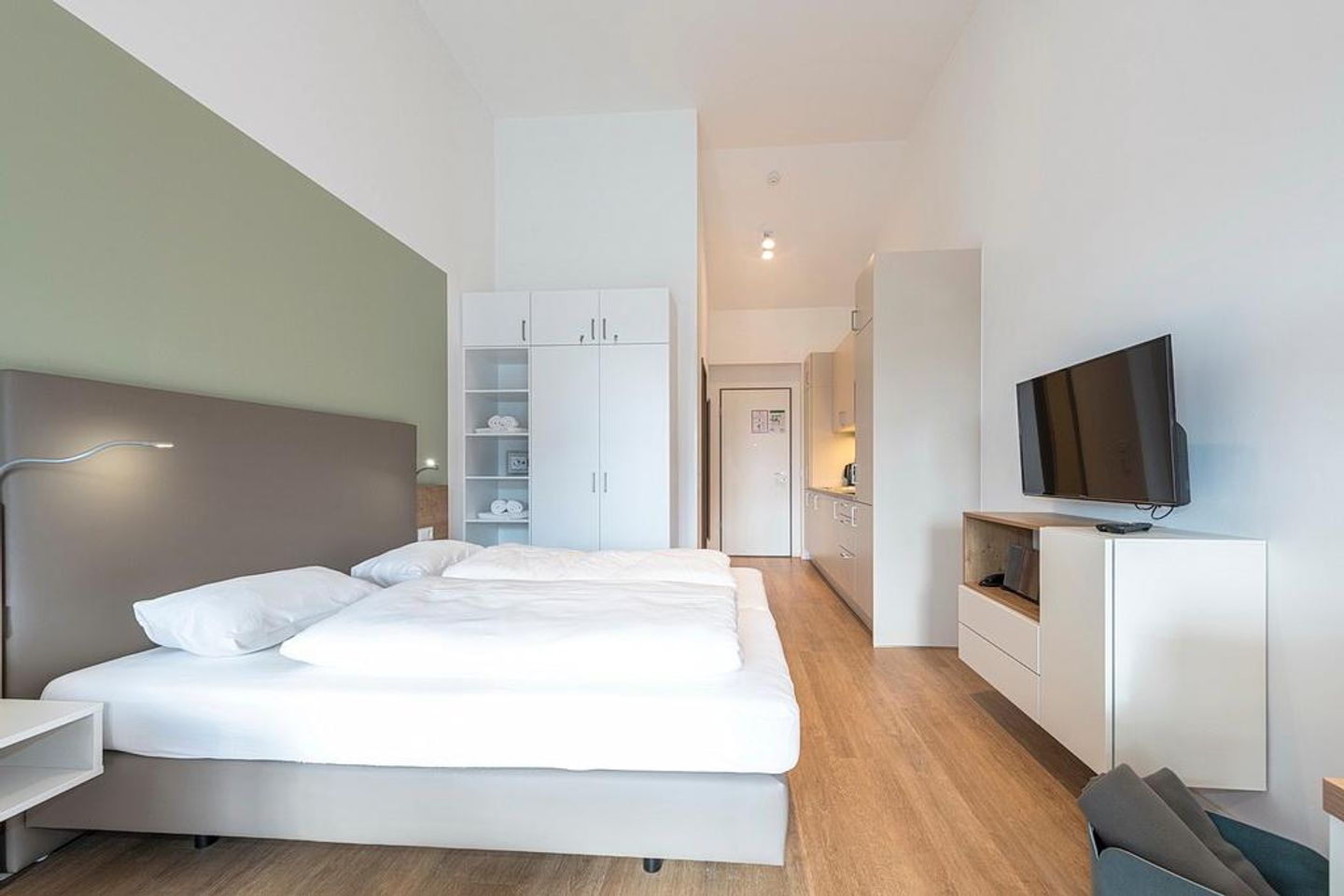 Apartmentvilla Anna See Apartmentvilla Anna See 3-05 Langeoog - Wohn-Schlafbereich mit Doppelbett und Kleiderschrank