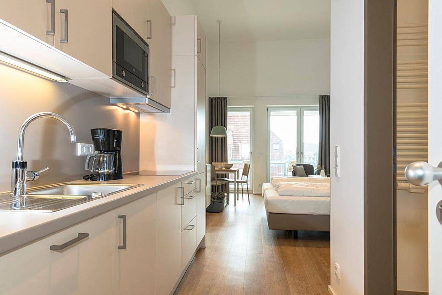 Apartmentvilla Anna See Apartmentvilla Anna See 3-05 Langeoog - Küchenzeile mit Blick zum Wohn-