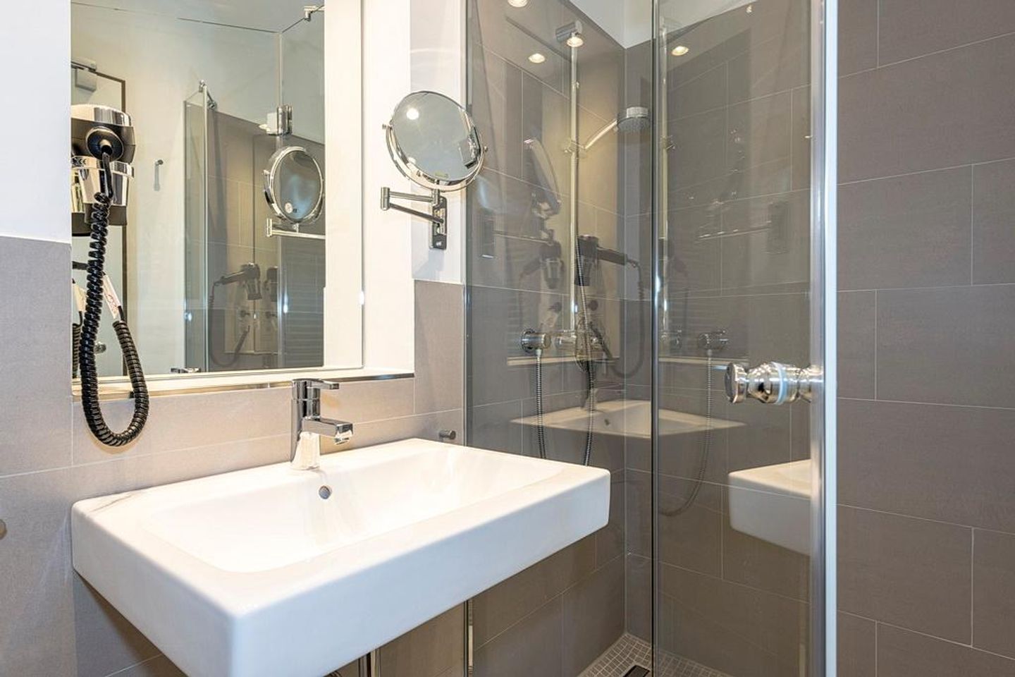 Apartmentvilla Anna See Apartmentvilla Anna See 3-05 Langeoog - Badezimmer mit Dusche, Waschtisch, Fön und Spiegel