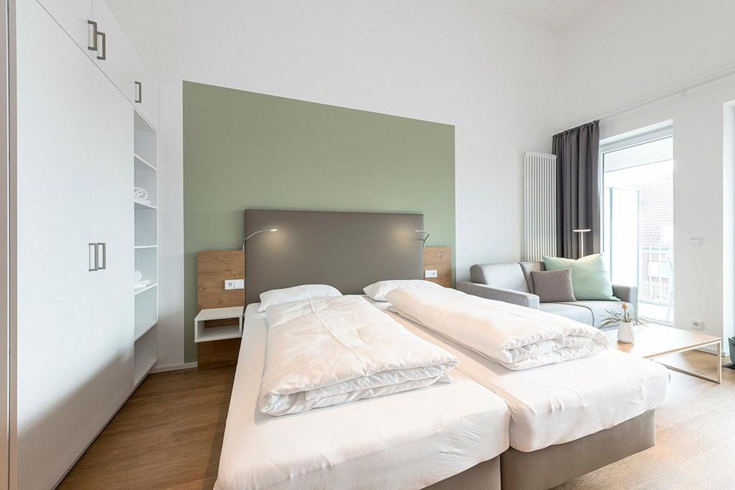 Apartmentvilla Anna See Apartmentvilla Anna See 3-06 Langeoog - Wohn-Schlafbereich mit Doppelbett und Schlafsofa