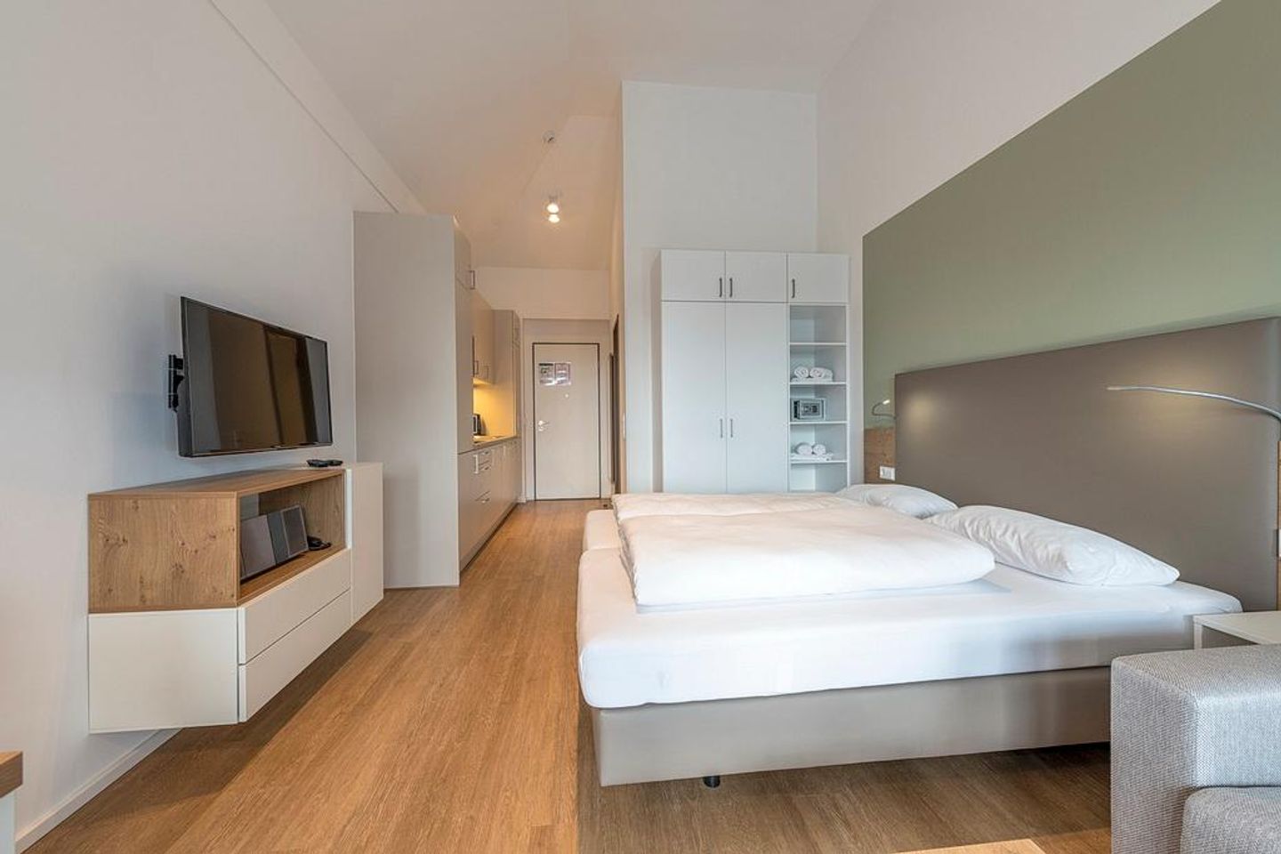 Apartmentvilla Anna See Apartmentvilla Anna See 3-06 Langeoog - Wohn-Schlafbereich mit Doppelbett und TV