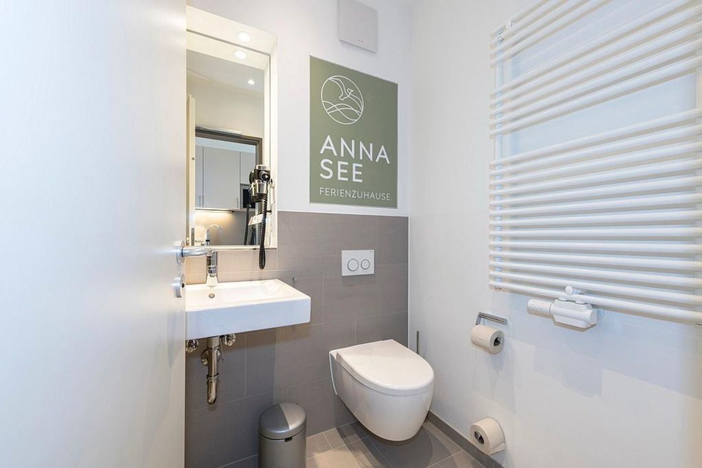 Apartmentvilla Anna See Apartmentvilla Anna See 3-06 Langeoog - Badezimmer mit WC, Waschtisch und Spiegel