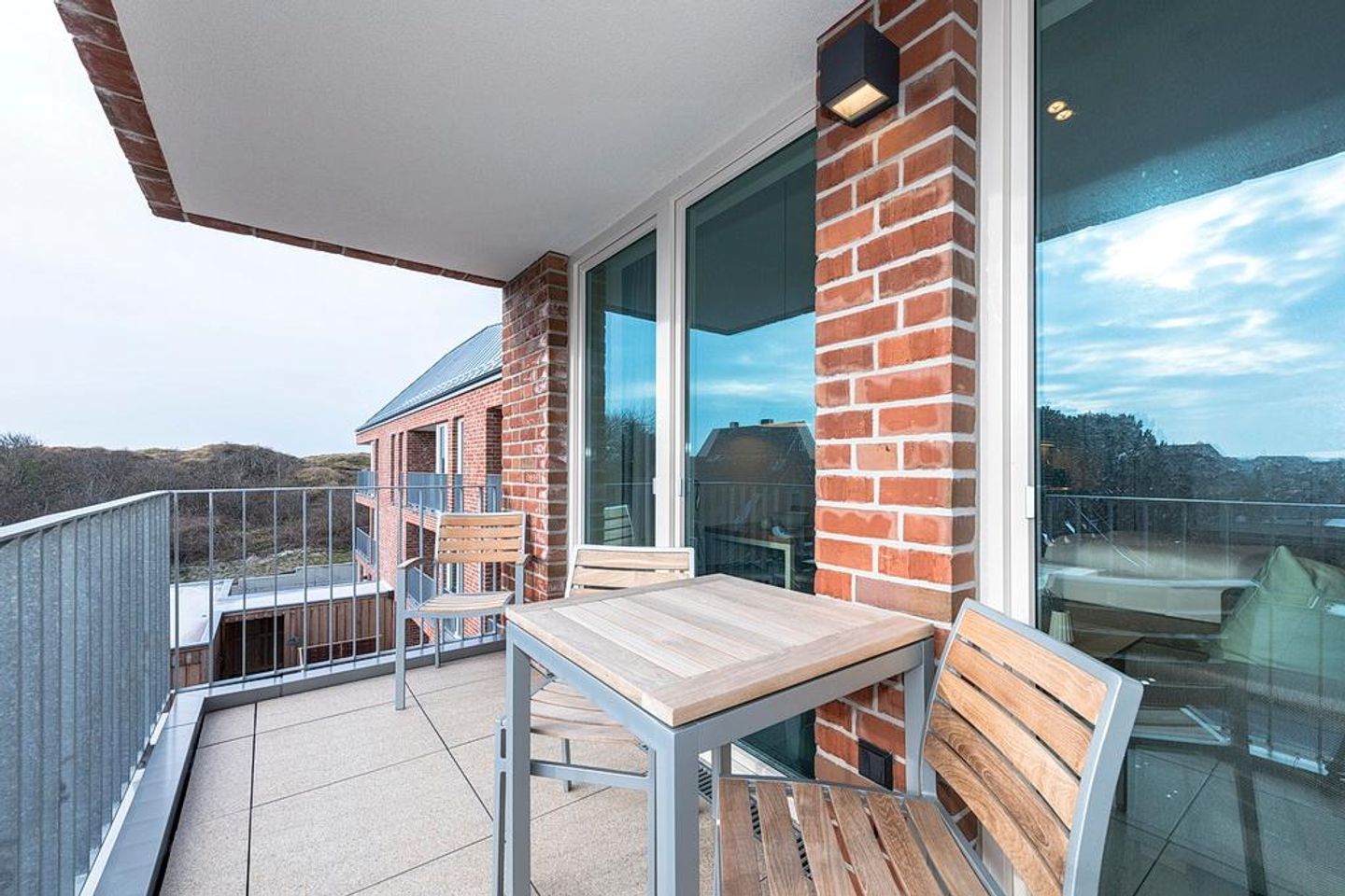 Apartmentvilla Anna See Apartmentvilla Anna See 3-06 Langeoog - Überdachter Balkon mit Sitzgelegenheit