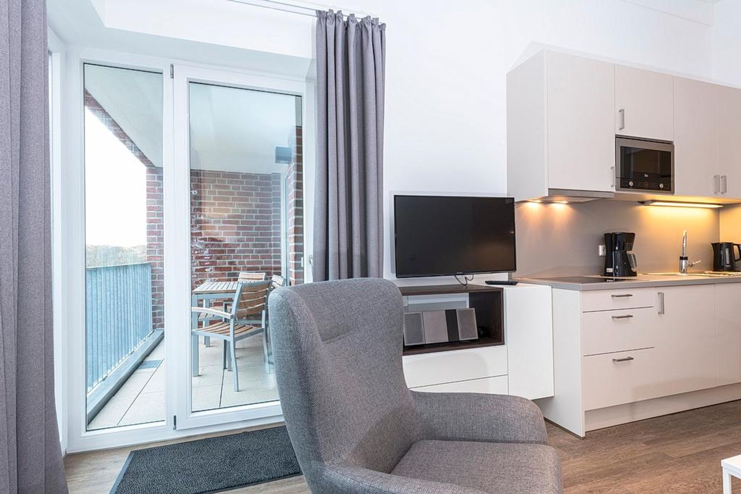 Apartmentvilla Anna See Apartmentvilla Anna See 3-07 Langeoog - Wohn-Essbereich mit TV und Küchenzeile