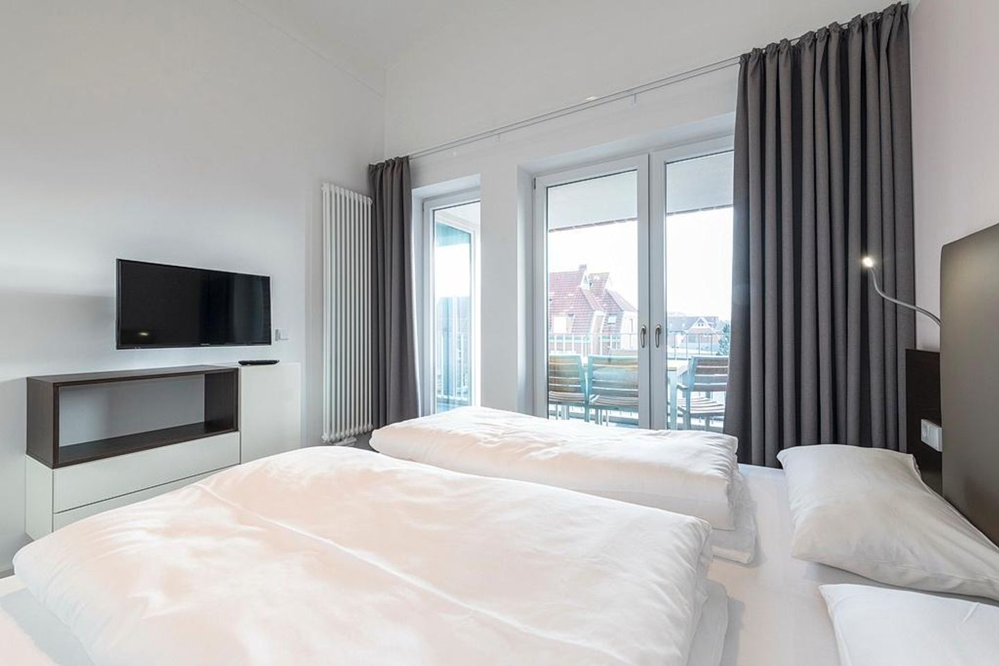 Apartmentvilla Anna See Apartmentvilla Anna See 3-07 Langeoog - Schlafzimmer mit Boxspringbett und TV