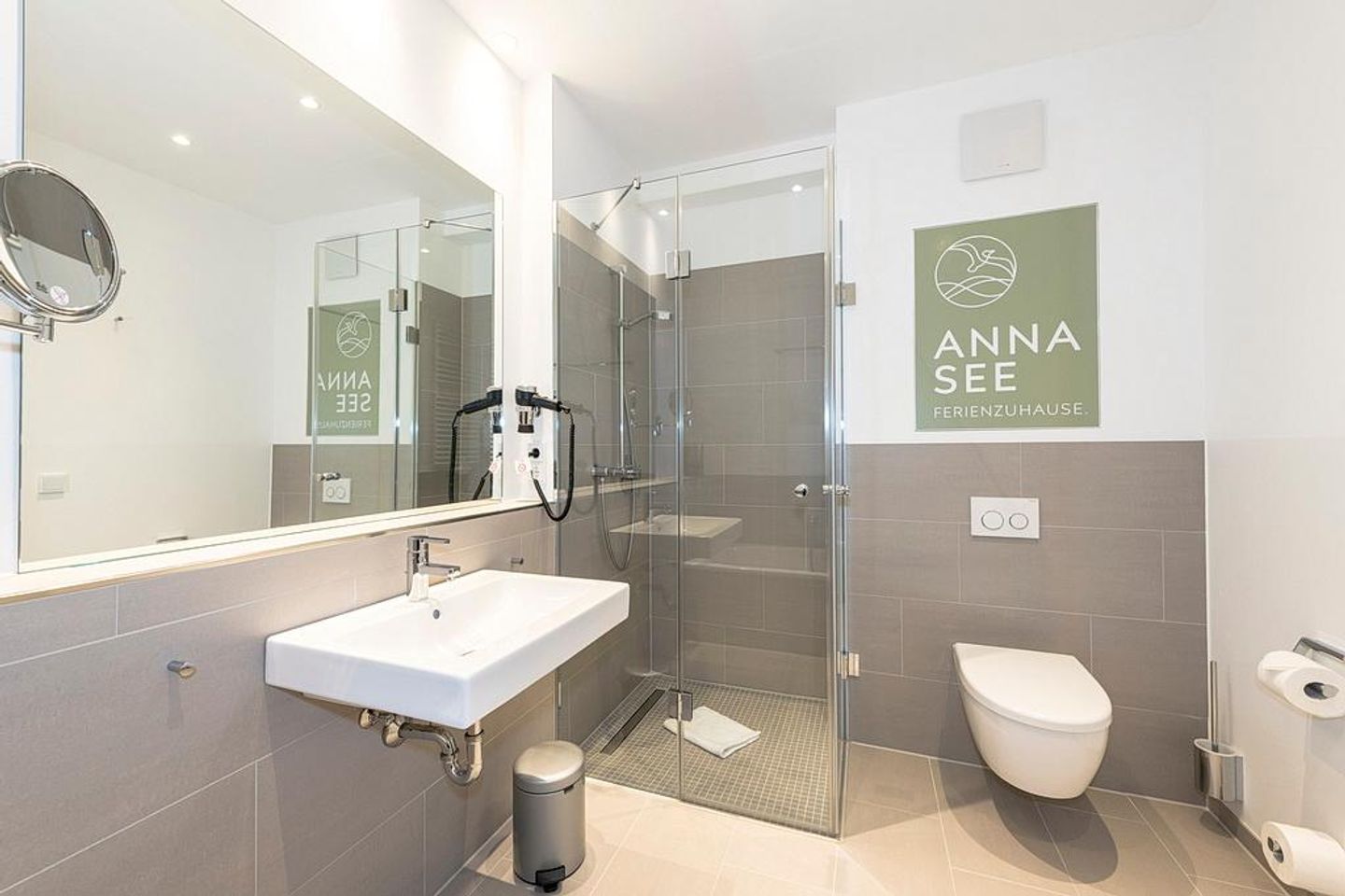 Apartmentvilla Anna See Apartmentvilla Anna See 3-07 Langeoog - Badezimmer mit WC, Waschtisch und Spiegel