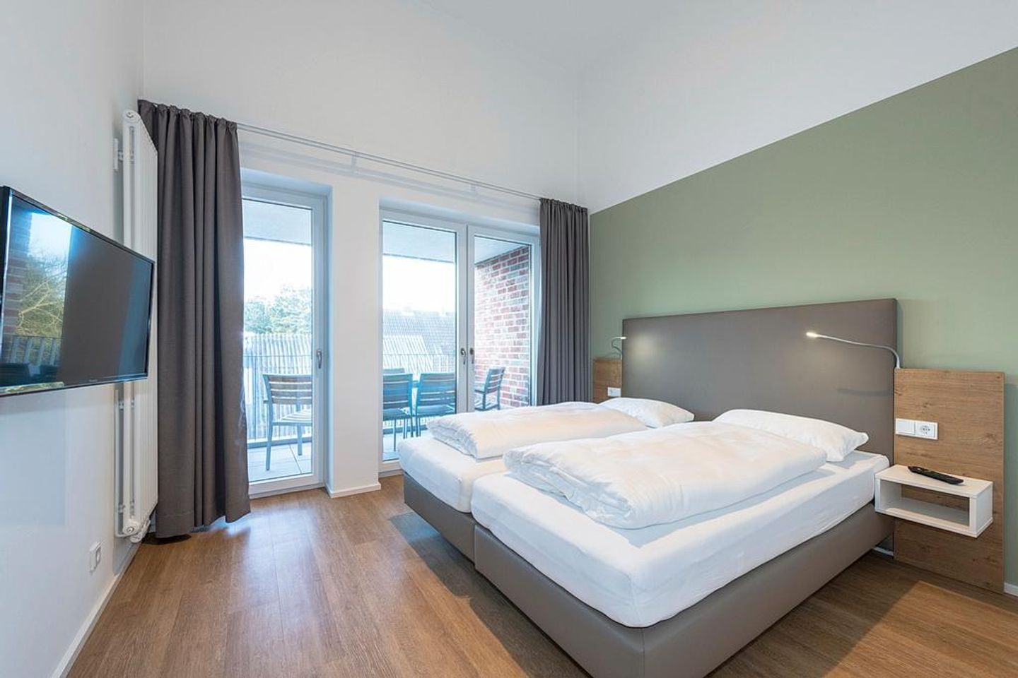 Apartmentvilla Anna See Apartmentvilla Anna See 3-08 Langeoog - Schlafzimmer mit Boxspringbett und TV