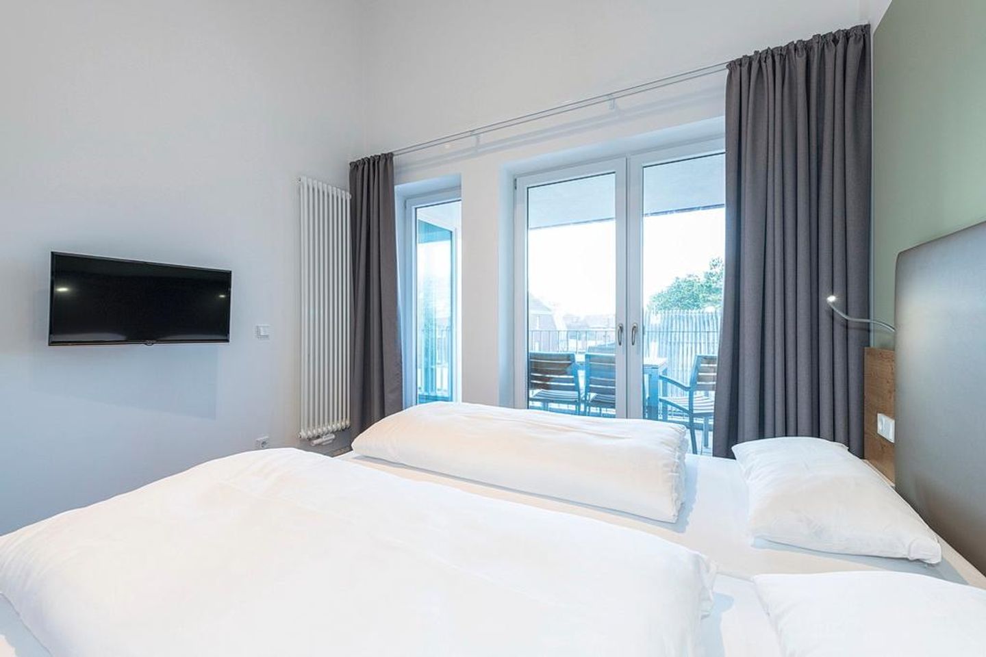 Apartmentvilla Anna See Apartmentvilla Anna See 3-08 Langeoog - Schlafzimmer mit Zugang zum Balkon