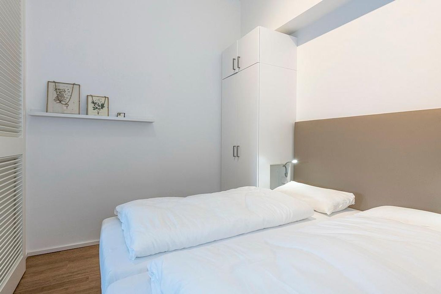 Apartmentvilla Anna See Apartmentvilla Anna See 3-08 Langeoog - Schlafzimmer mit Boxspringbett und Kleiderschrank