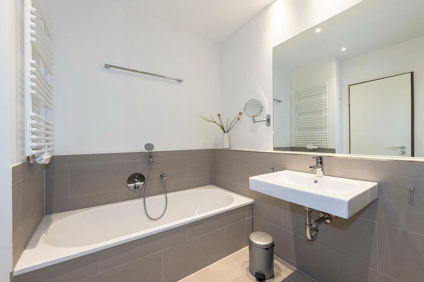 Apartmentvilla Anna See Apartmentvilla Anna See 3-08 Langeoog - Badezimmer mit Badewanne und Waschtisch