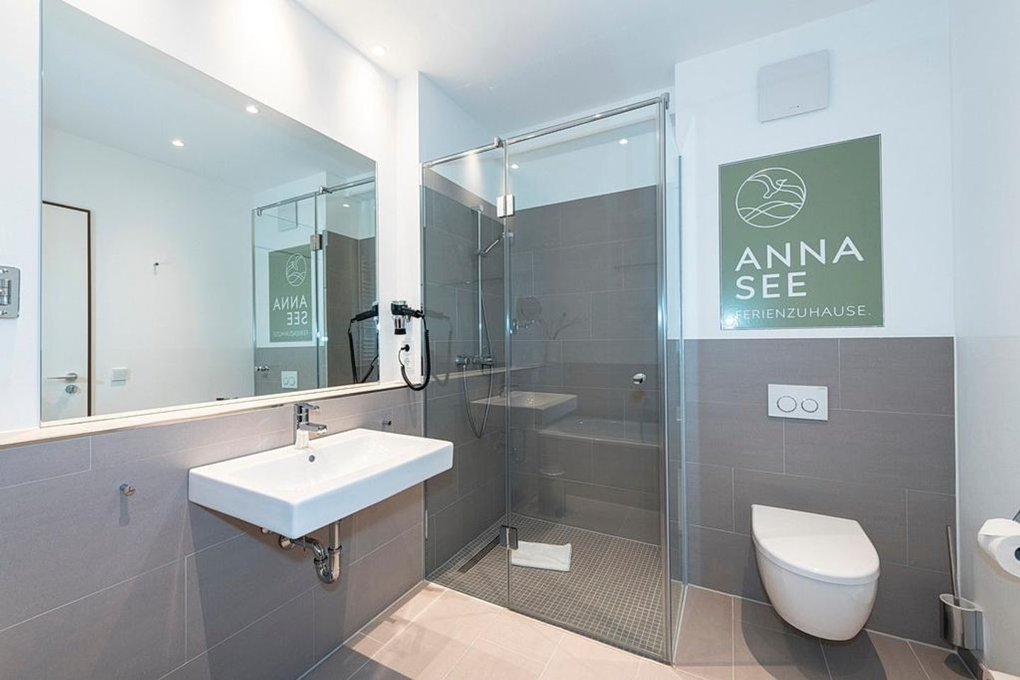 Apartmentvilla Anna See Apartmentvilla Anna See 3-08 Langeoog - Badezimmer mit Dusche, WC, Waschtisch und Spiegel