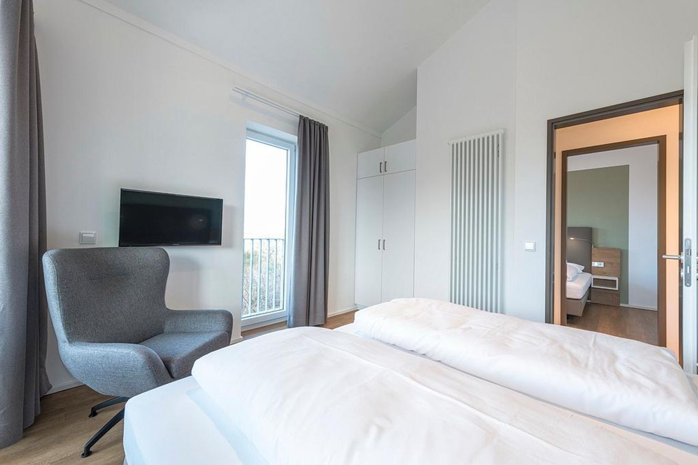 Apartmentvilla Anna See Apartmentvilla Anna See 3-09 Langeoog - Schlafzimmer mit Boxspringbett und Kleiderschrank