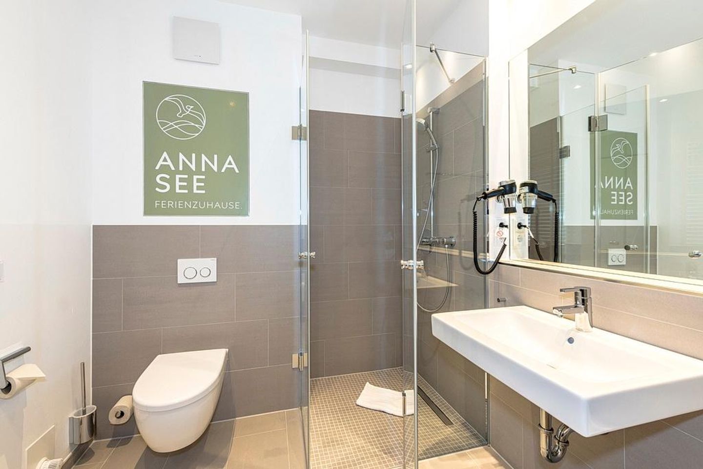 Apartmentvilla Anna See Apartmentvilla Anna See 3-09 Langeoog - Badezimmer mit Dusche, Waschtisch, WC und Spiegel