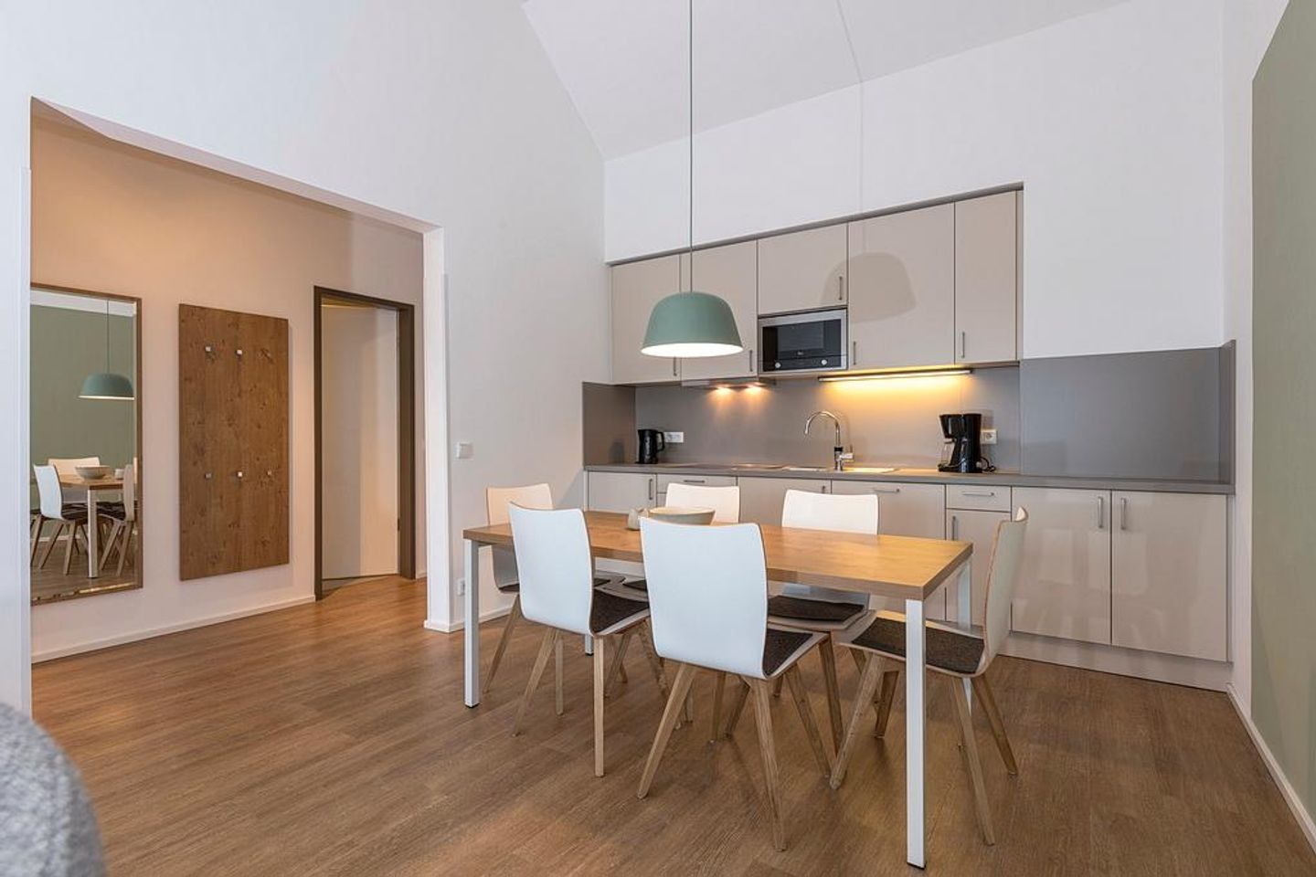 Apartmentvilla Anna See Apartmentvilla Anna See 3-10 Langeoog - Küchenzeile mit Esstisch und Sitzgelegenheit