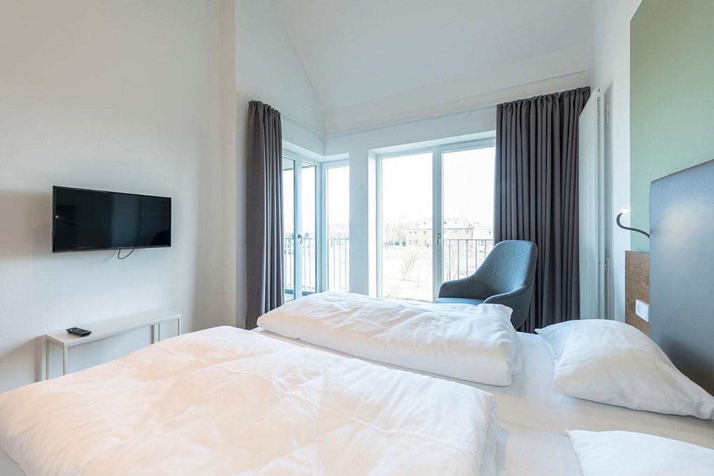 Apartmentvilla Anna See Apartmentvilla Anna See 3-10 Langeoog - Schlafzimmer mit Boxspringbett und TV